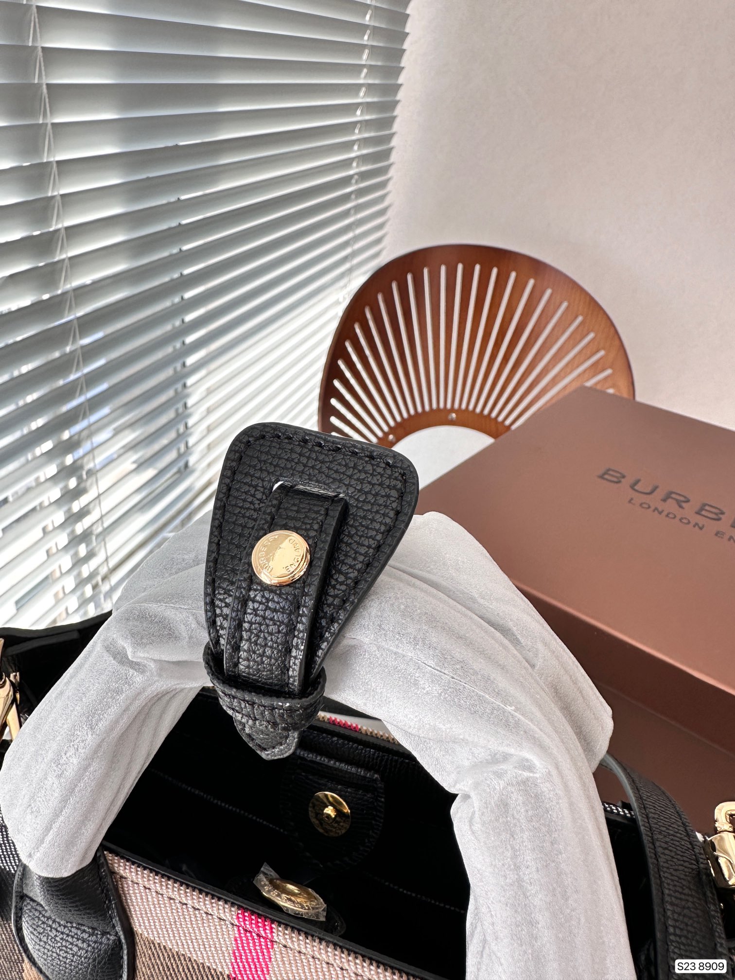 【BURBERRY 公式旗艦店】バーバリー  斜めがけバッグ 当日出荷 好評に付き再入荷！24*20CM