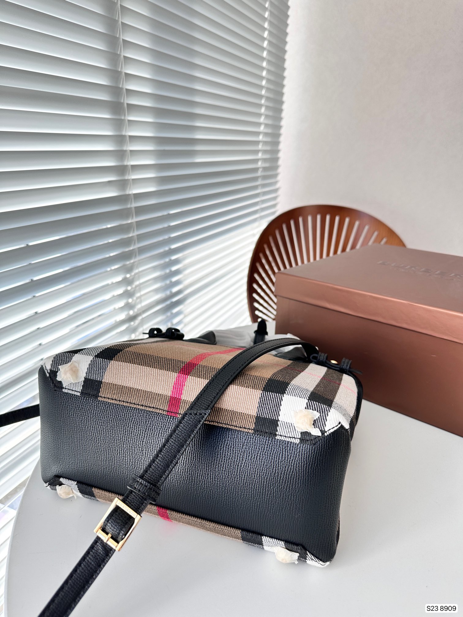 【BURBERRY 公式旗艦店】バーバリー  斜めがけバッグ 当日出荷 好評に付き再入荷！24*20CM