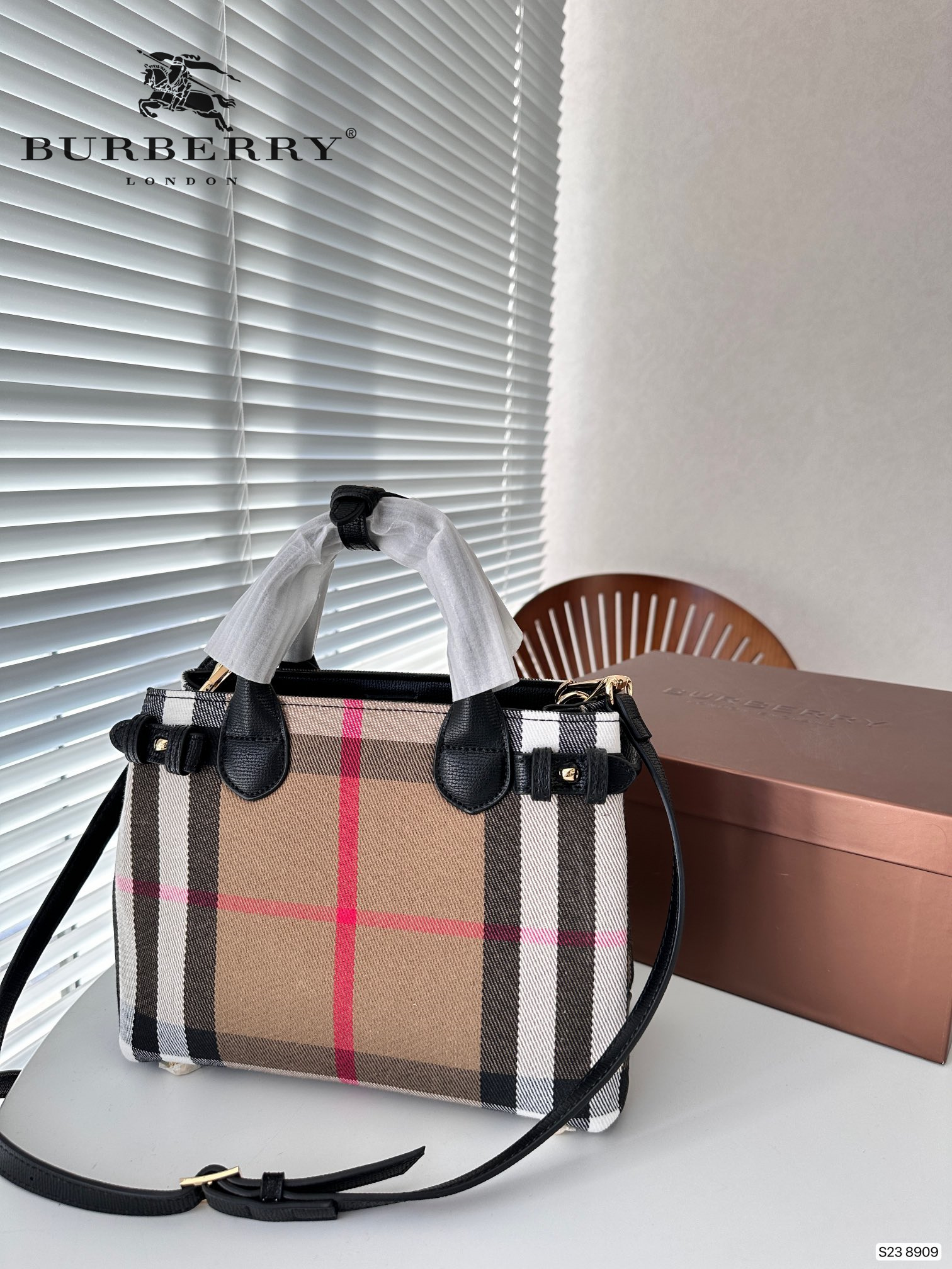 【BURBERRY 公式旗艦店】バーバリー  斜めがけバッグ 当日出荷 好評に付き再入荷！24*20CM
