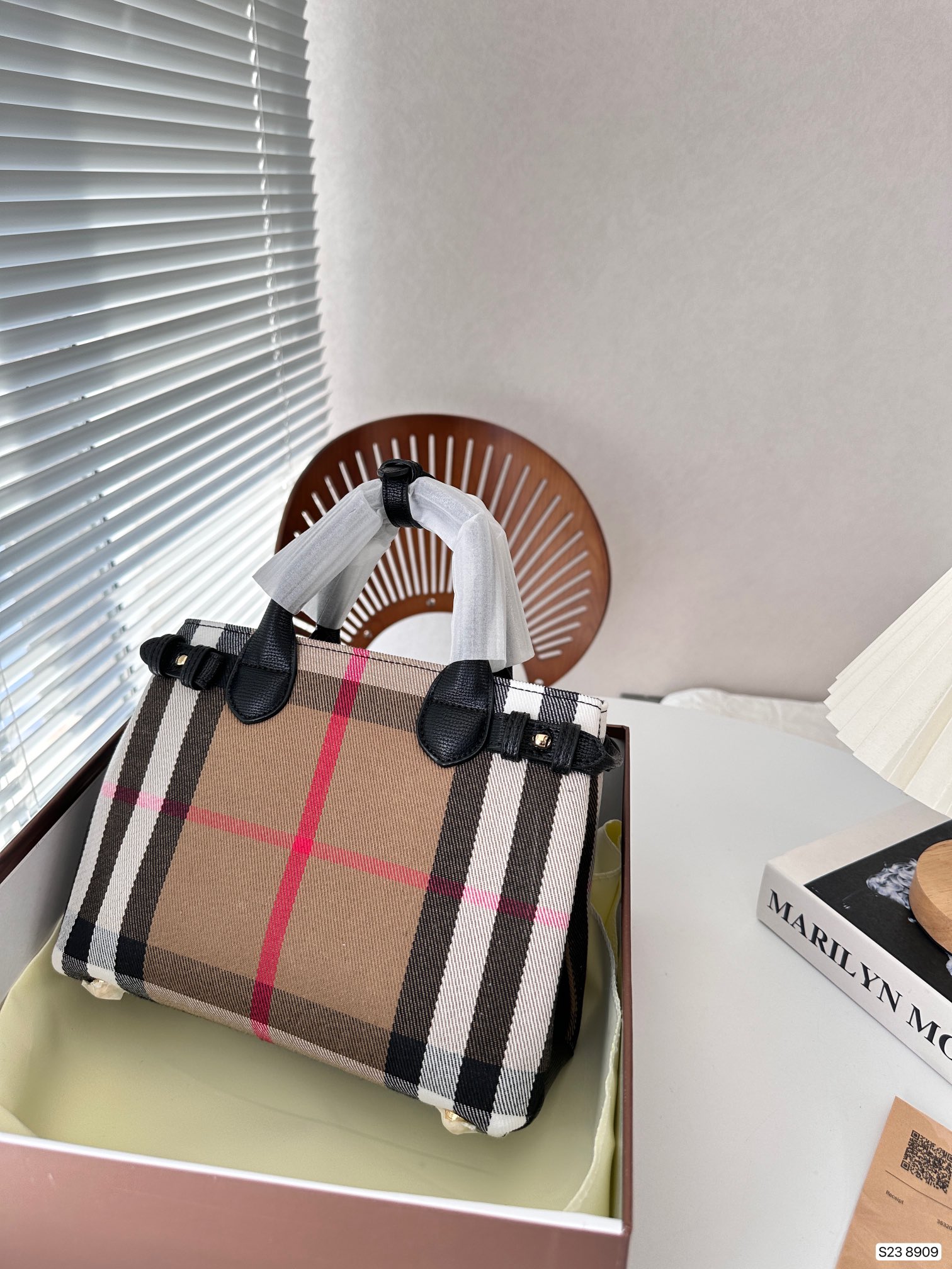 【BURBERRY 公式旗艦店】バーバリー  斜めがけバッグ 当日出荷 好評に付き再入荷！24*20CM