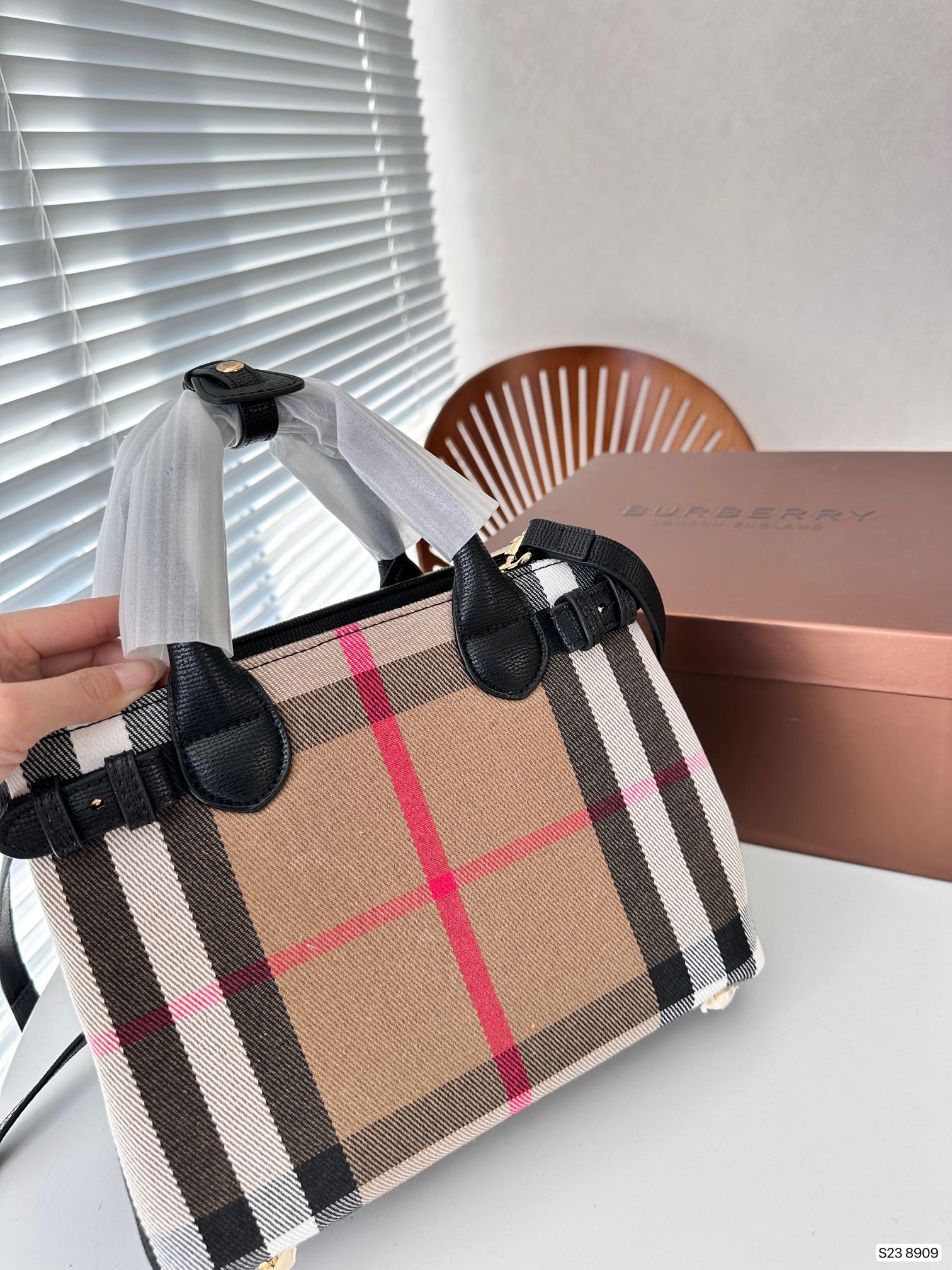 【BURBERRY 公式旗艦店】バーバリー  斜めがけバッグ 当日出荷 好評に付き再入荷！24*20CM