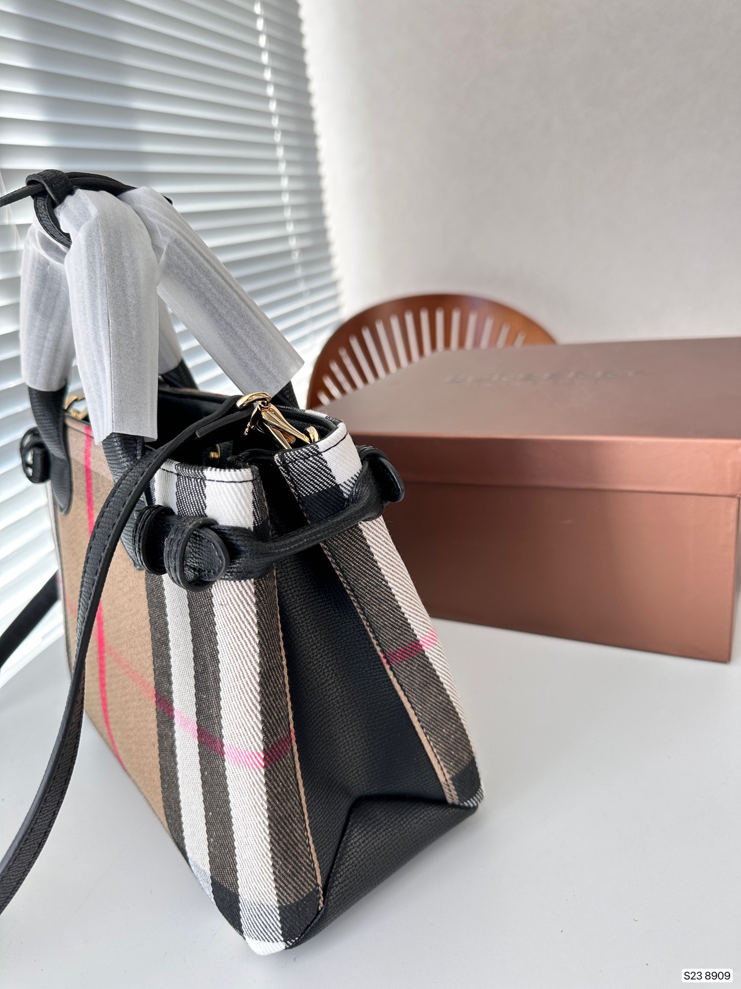 【BURBERRY 公式旗艦店】バーバリー  斜めがけバッグ 当日出荷 好評に付き再入荷！24*20CM
