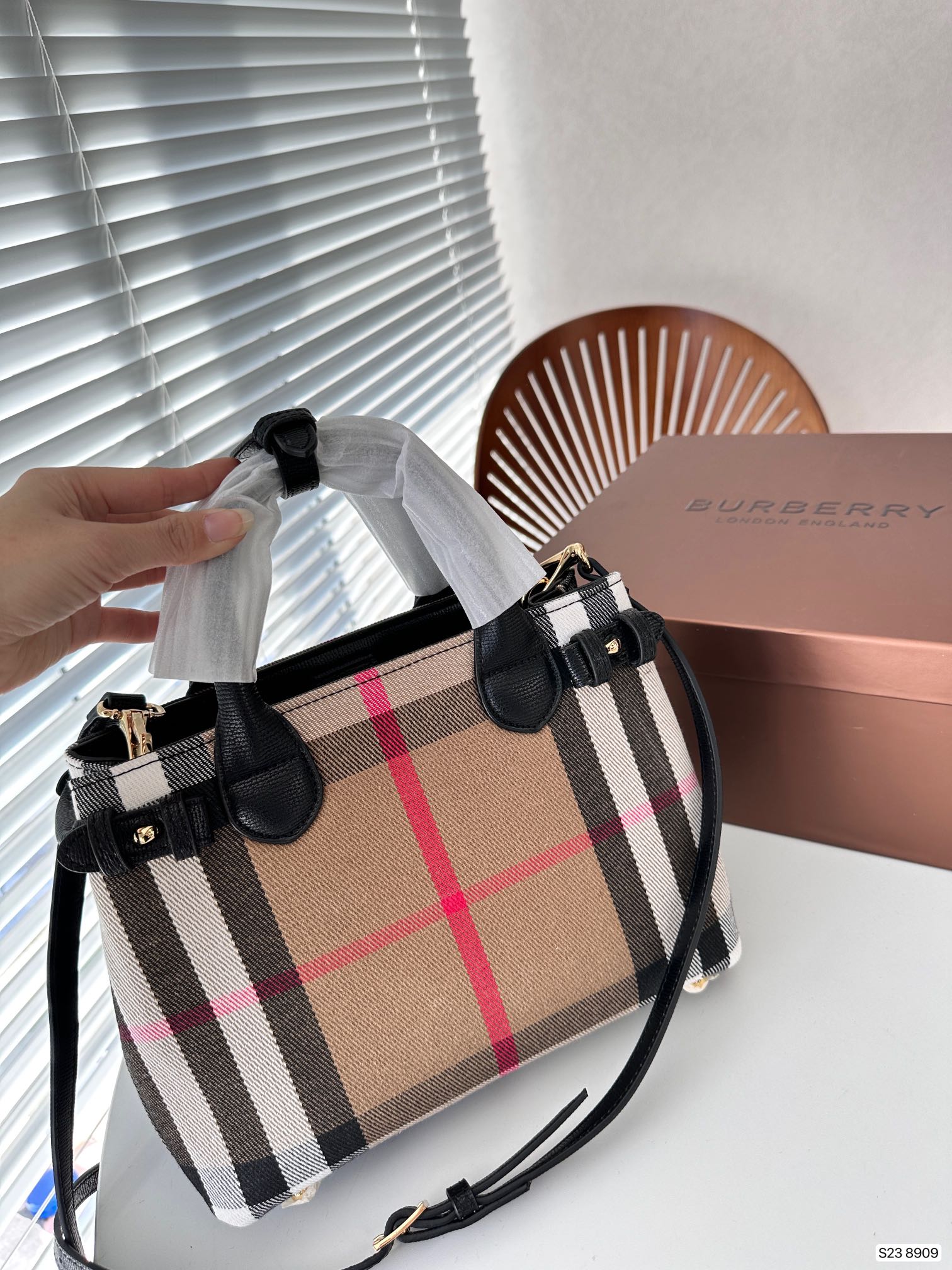 【BURBERRY 公式旗艦店】バーバリー  斜めがけバッグ 当日出荷 好評に付き再入荷！24*20CM