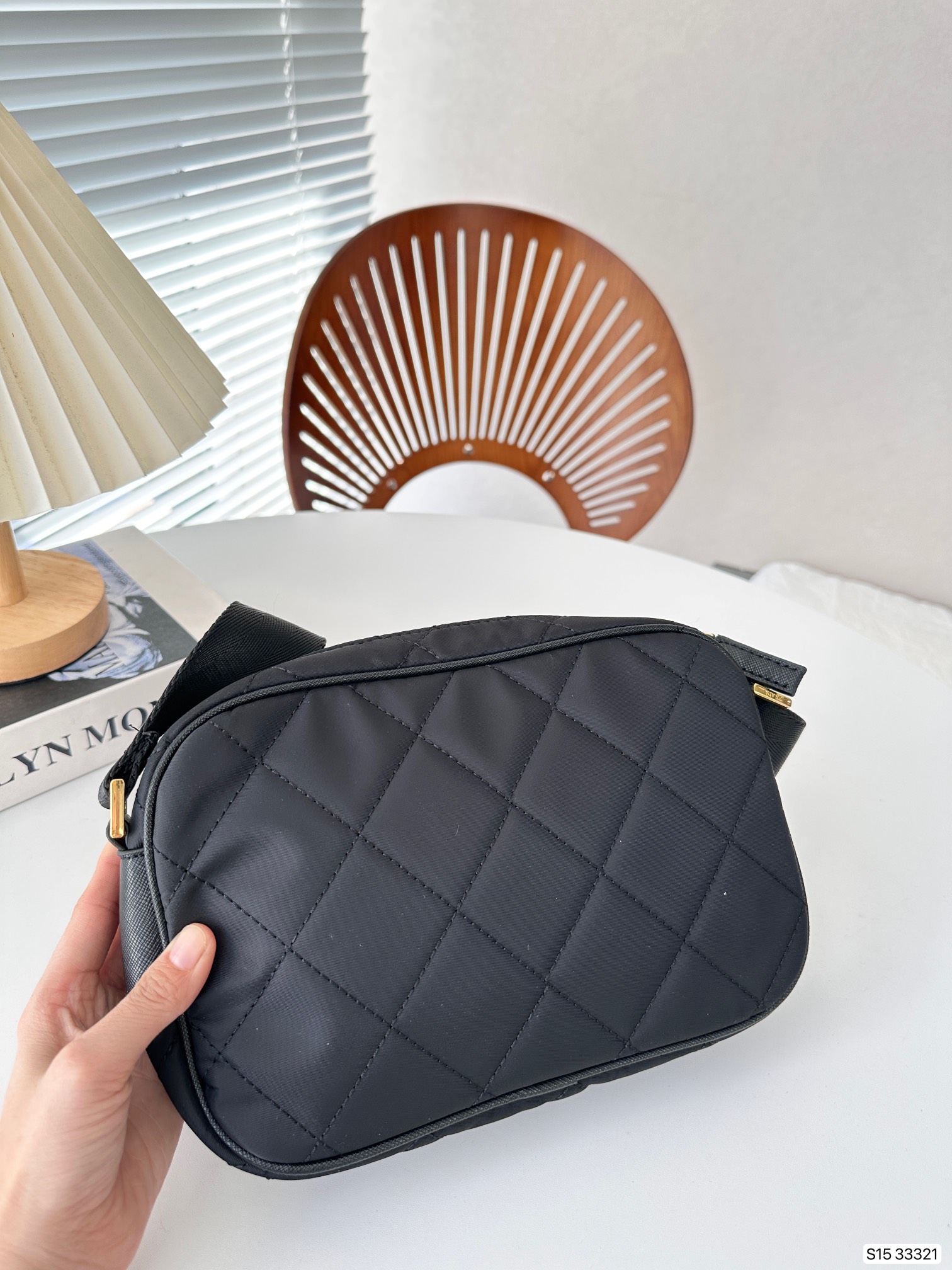 【PRADA 公式旗艦店】 プラダ  斜めがけバッグ当日出荷 好評に付き再入荷24*16CM