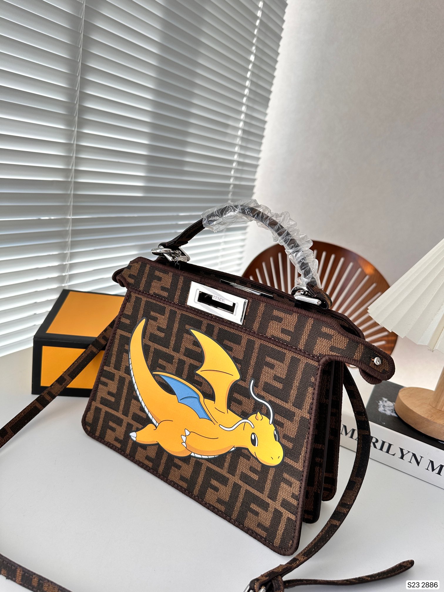 【FENDI  公式旗艦店】フェンディ 斜めがけバッグ 当日出荷 好評に付き再入荷！26.5*21.5CM
