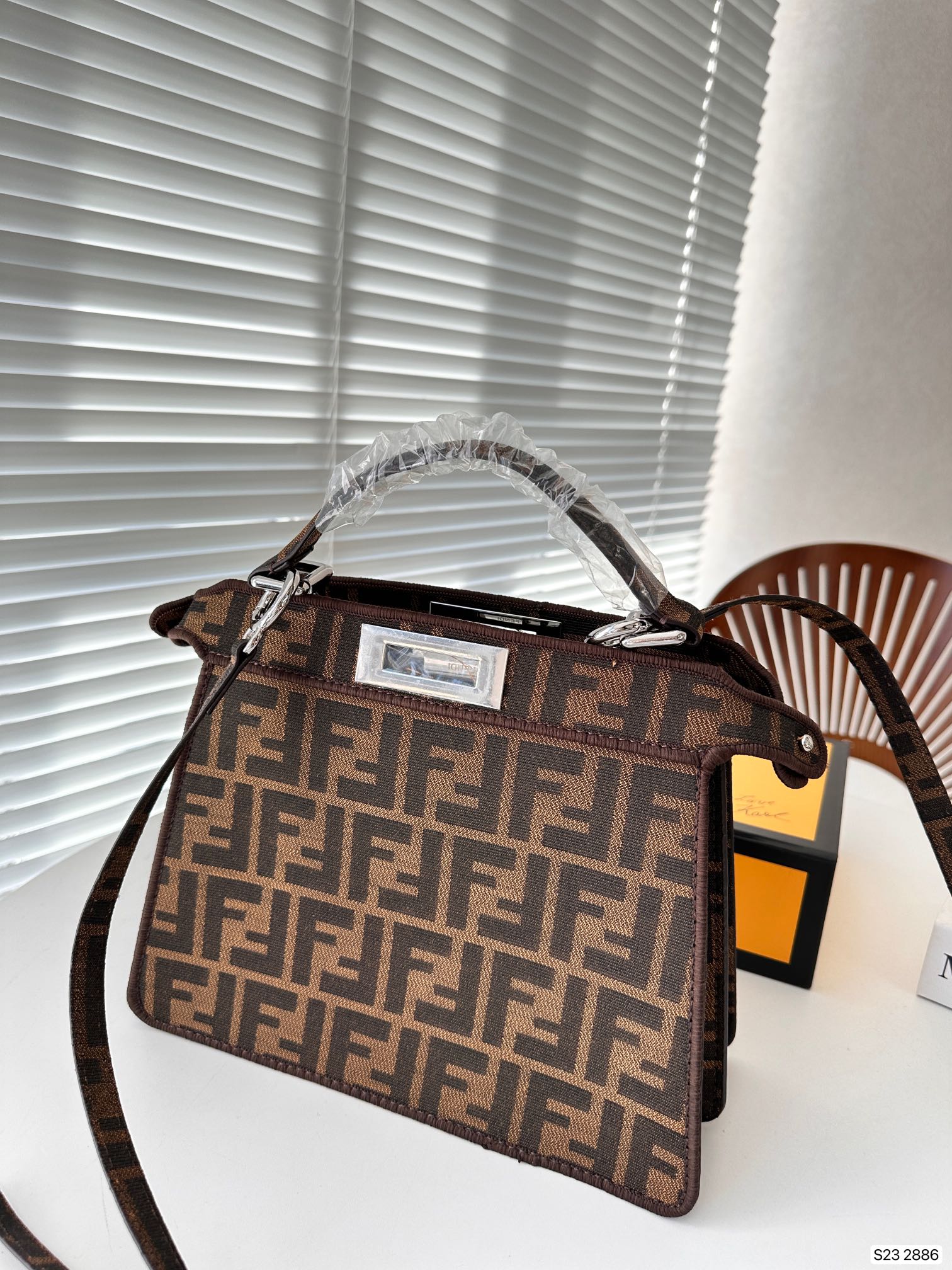 【FENDI  公式旗艦店】フェンディ 斜めがけバッグ 当日出荷 好評に付き再入荷！26.5*21.5CM