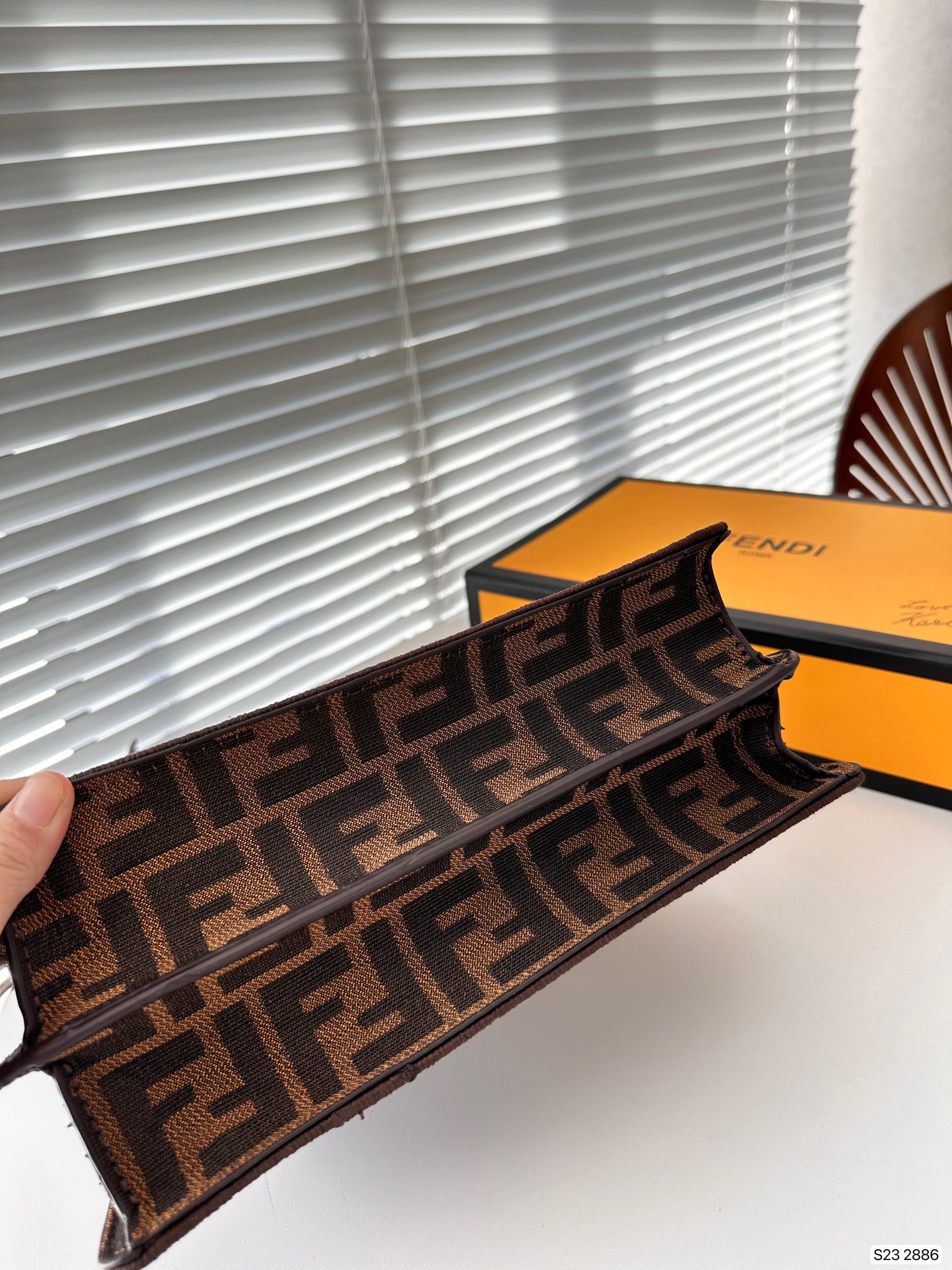 【FENDI  公式旗艦店】フェンディ 斜めがけバッグ 当日出荷 好評に付き再入荷！26.5*21.5CM