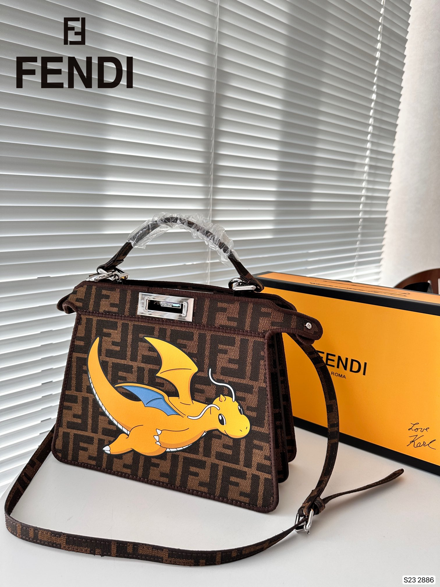 【FENDI  公式旗艦店】フェンディ 斜めがけバッグ 当日出荷 好評に付き再入荷！26.5*21.5CM