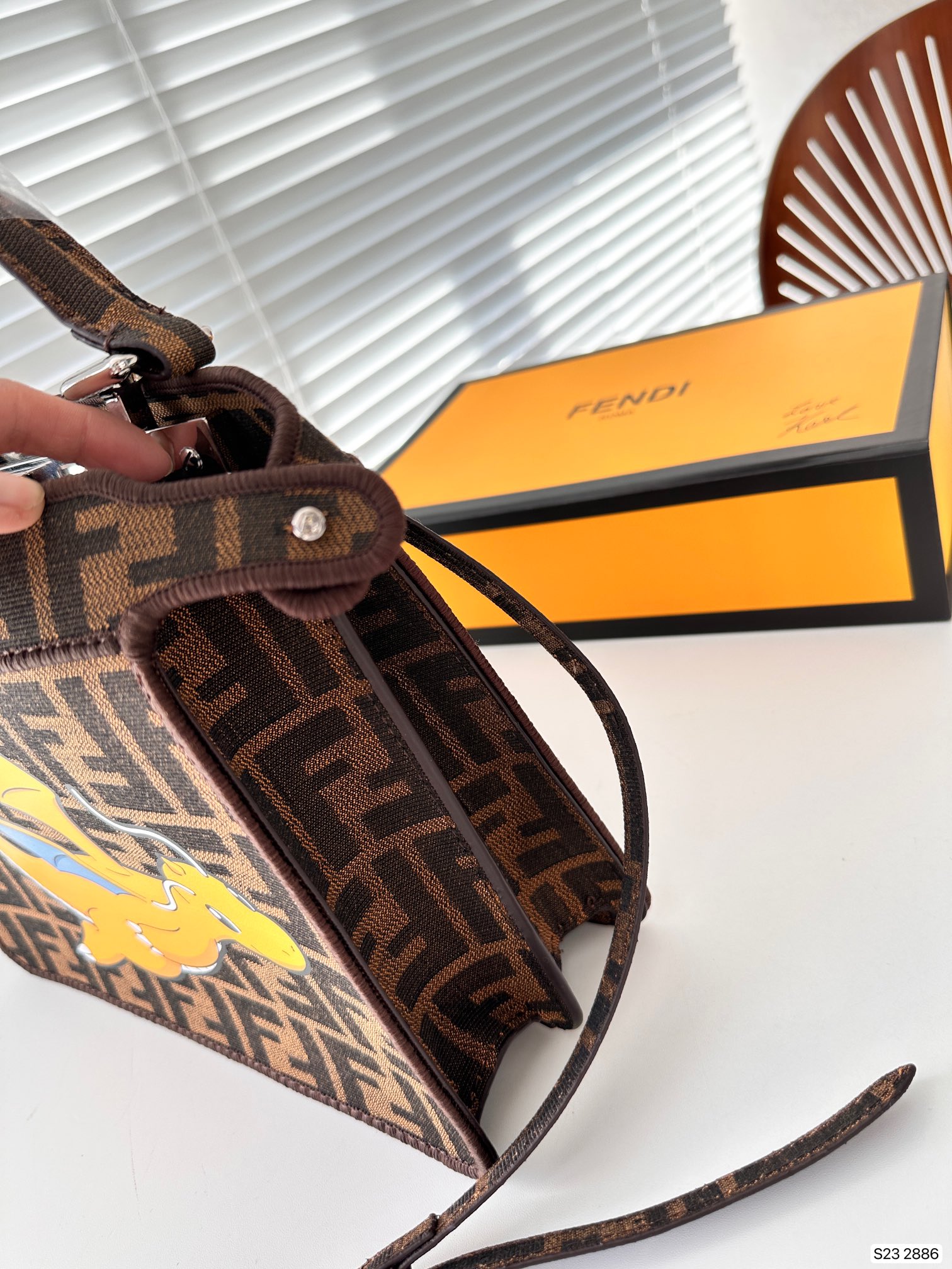 【FENDI  公式旗艦店】フェンディ 斜めがけバッグ 当日出荷 好評に付き再入荷！26.5*21.5CM