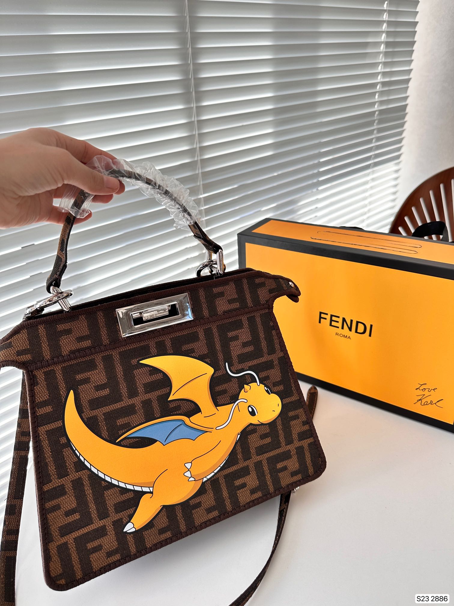 【FENDI  公式旗艦店】フェンディ 斜めがけバッグ 当日出荷 好評に付き再入荷！26.5*21.5CM