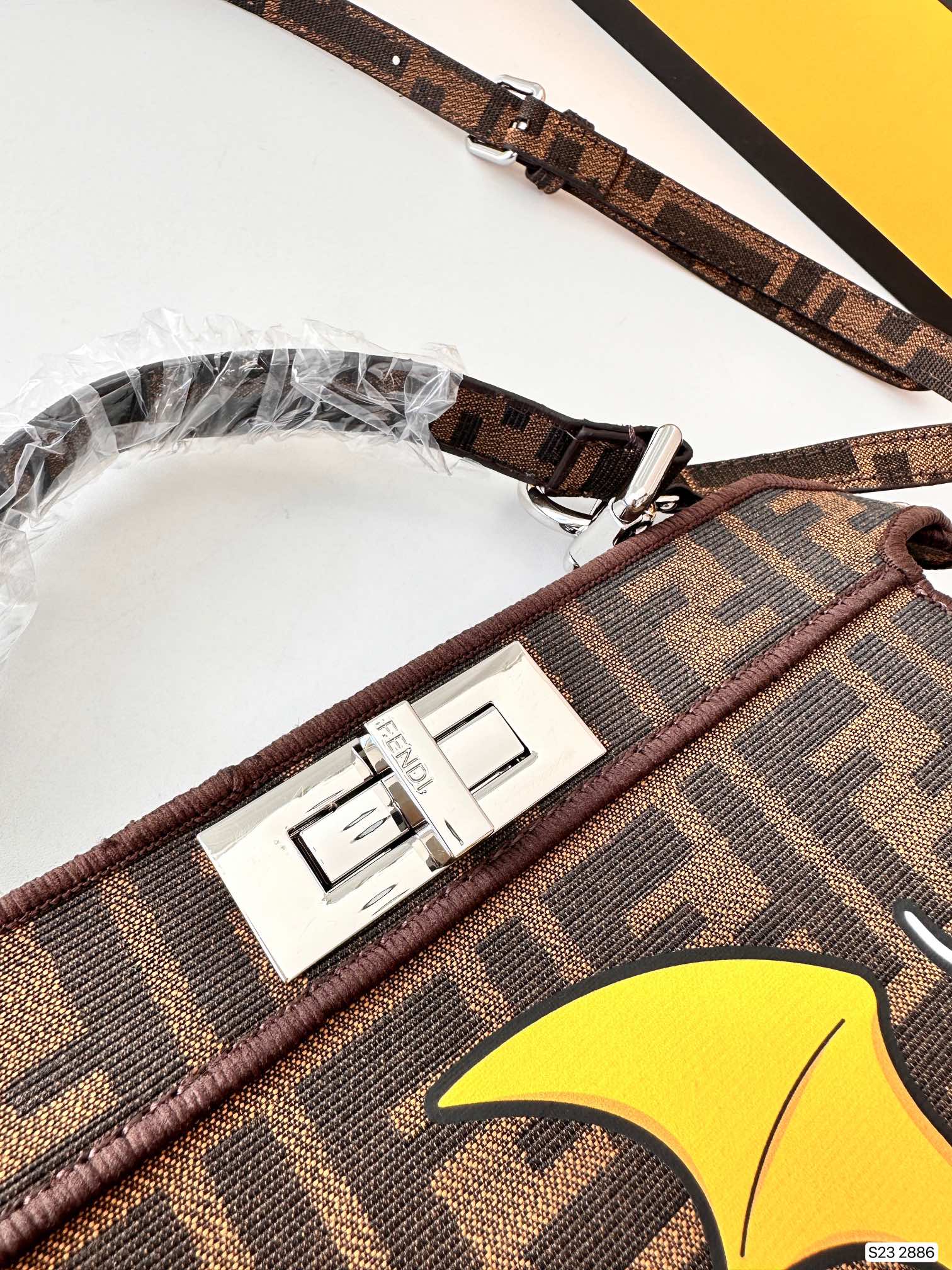 【FENDI  公式旗艦店】フェンディ 斜めがけバッグ 当日出荷 好評に付き再入荷！26.5*21.5CM