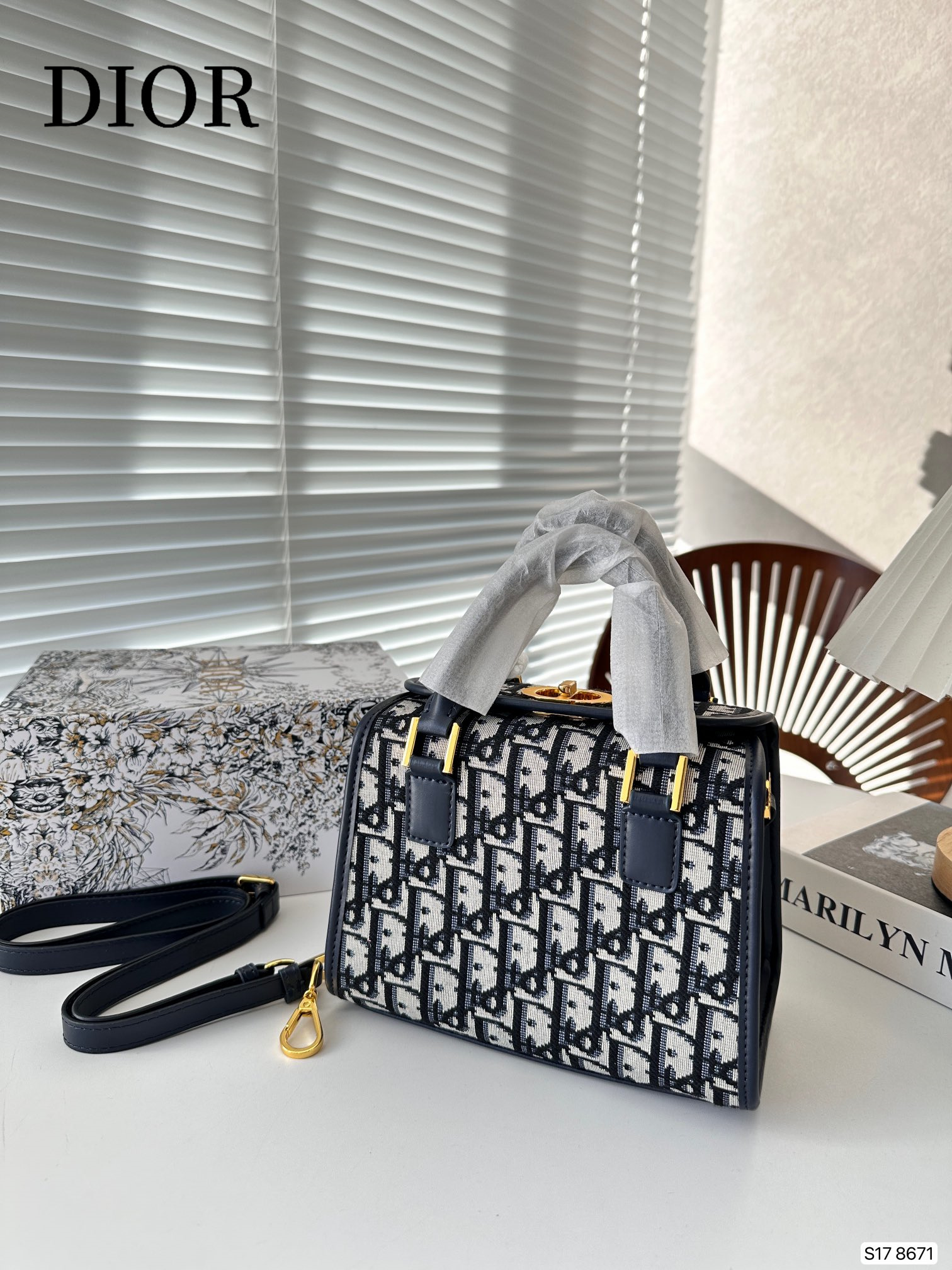 【DIOR  公式旗艦店】ディオール  ハンドバッグ 当日出荷 好評に付き再入荷！20*15CM