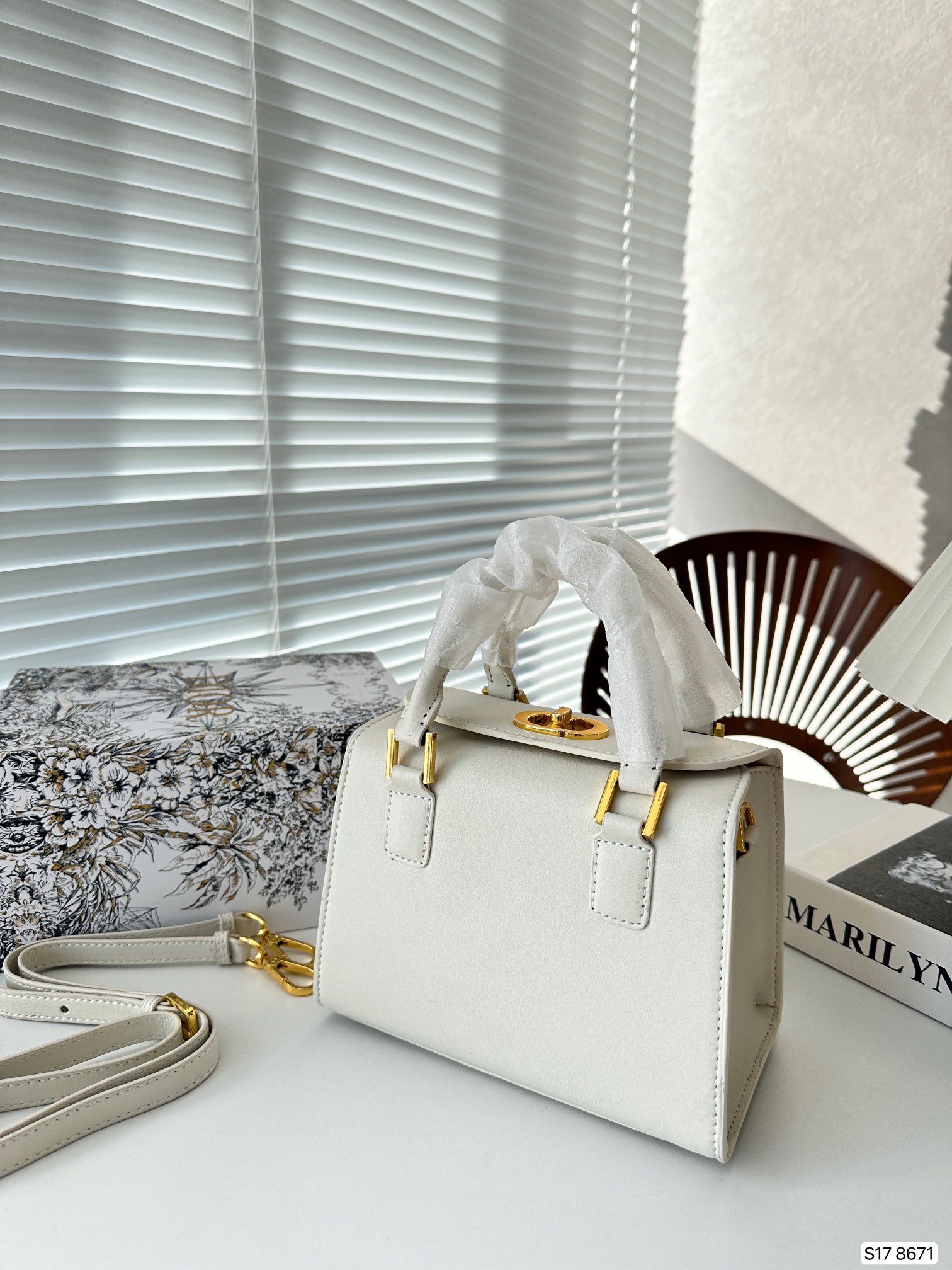 【DIOR  公式旗艦店】ディオール  ハンドバッグ 当日出荷 好評に付き再入荷！20*15CM