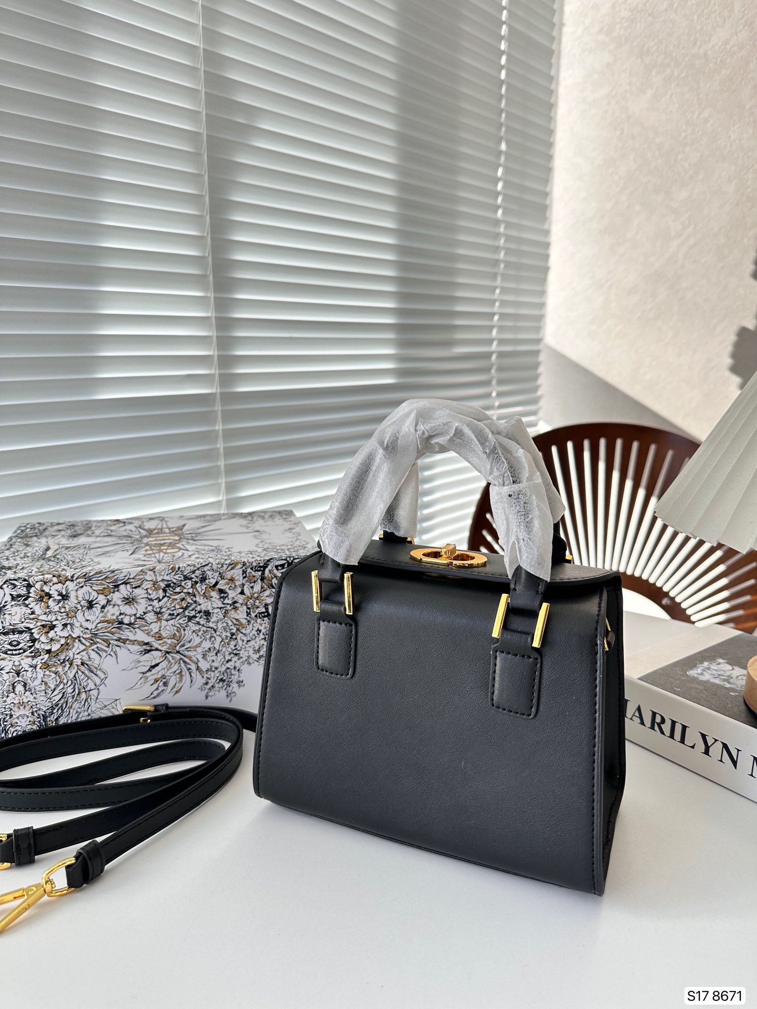 【DIOR  公式旗艦店】ディオール  ハンドバッグ 当日出荷 好評に付き再入荷！20*15CM