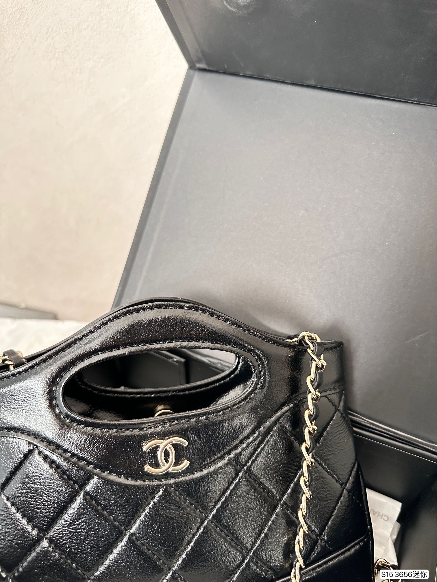 【CHANEL 公式旗艦店】シャネル  斜めがけバッグ 当日出荷 好評に付き再入荷！20*17CM