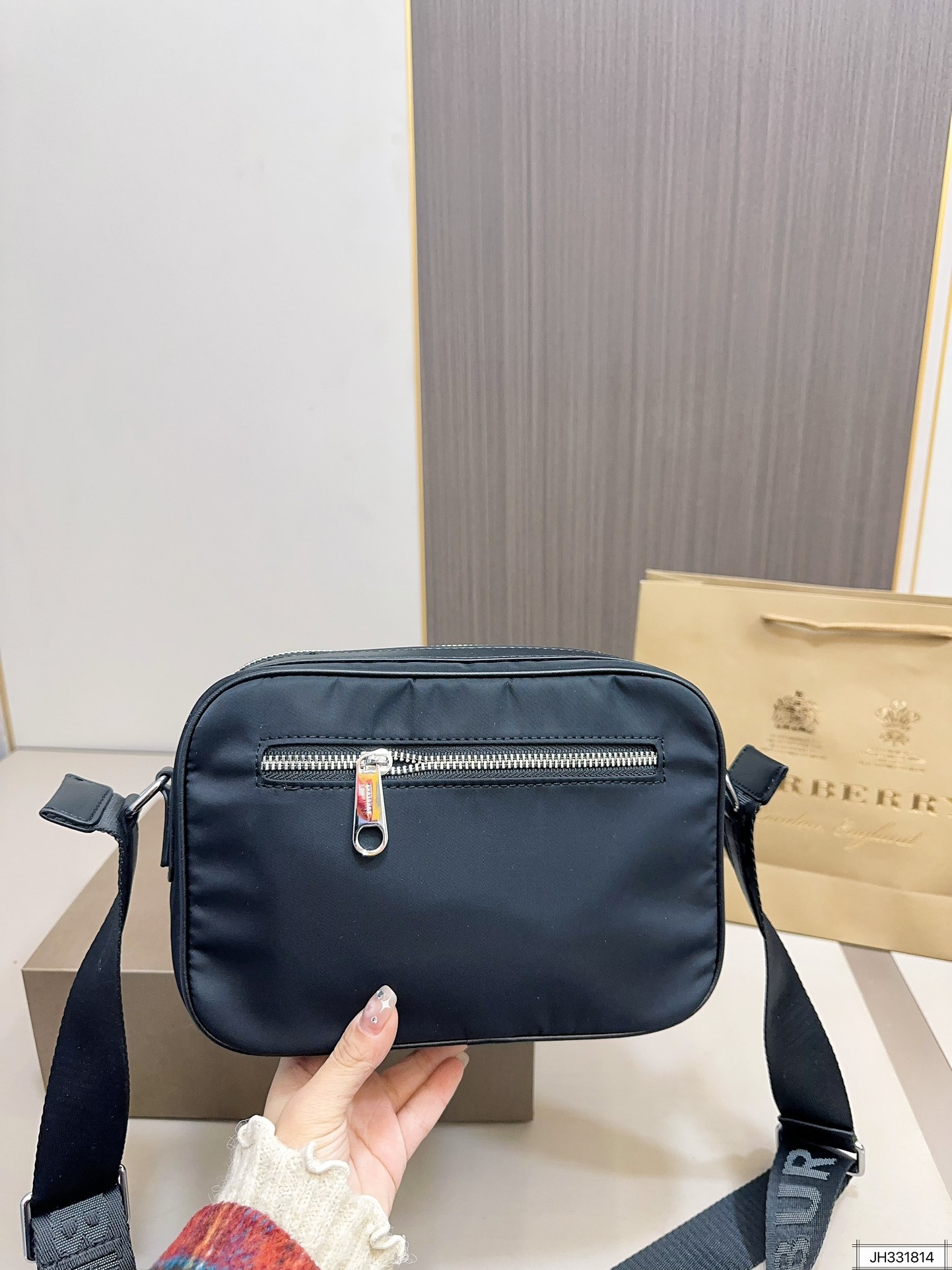 【BURBERRY 公式旗艦店】バーバリー   斜めがけバッグ 当日出荷 好評に付き再入荷！24*17CM