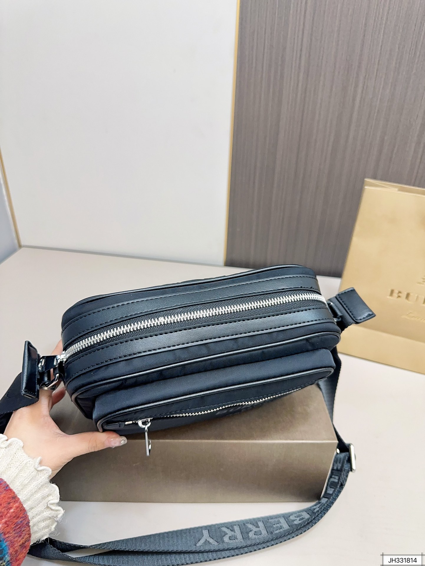 【BURBERRY 公式旗艦店】バーバリー   斜めがけバッグ 当日出荷 好評に付き再入荷！24*17CM