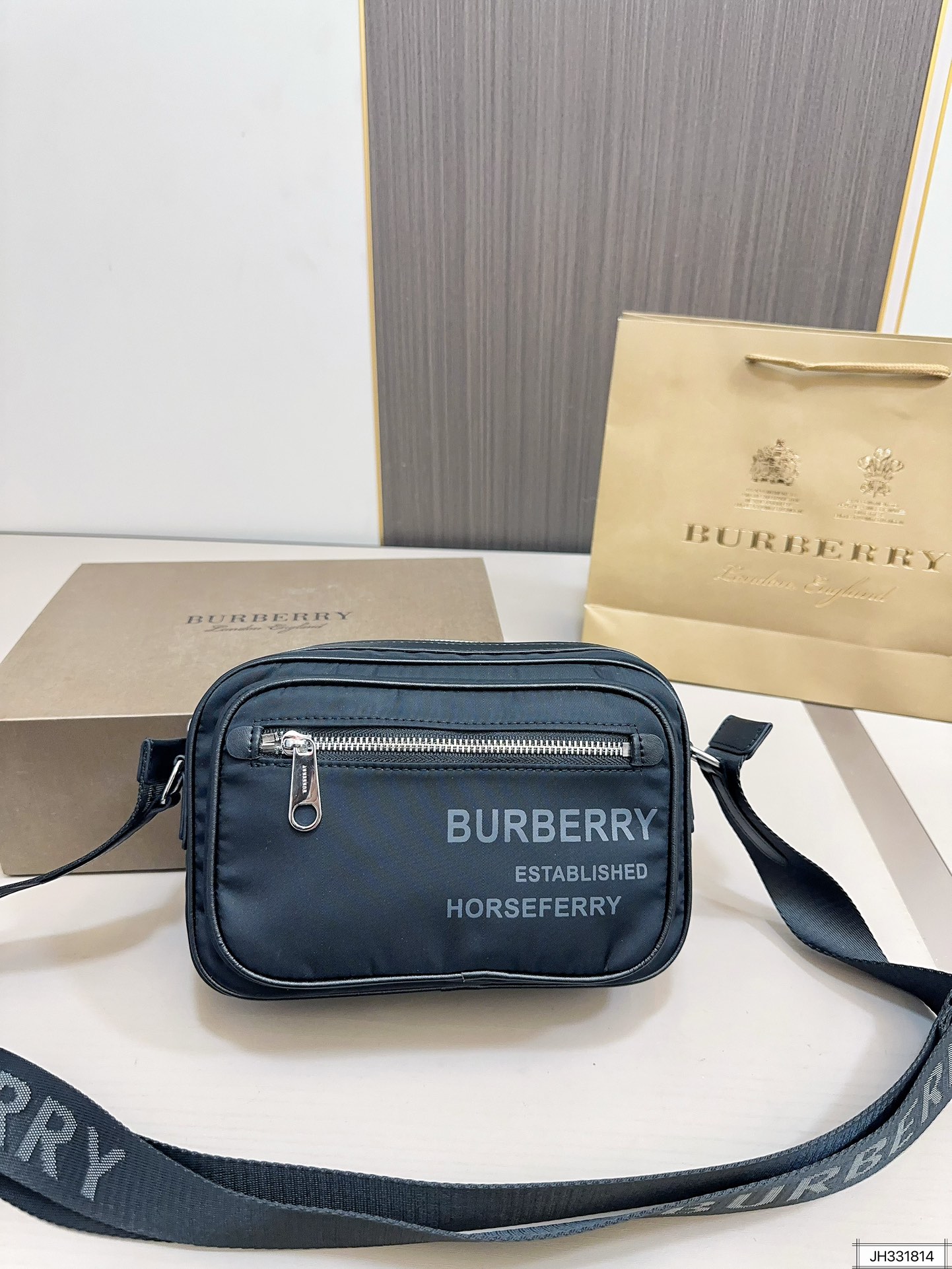 【BURBERRY 公式旗艦店】バーバリー   斜めがけバッグ 当日出荷 好評に付き再入荷！24*17CM