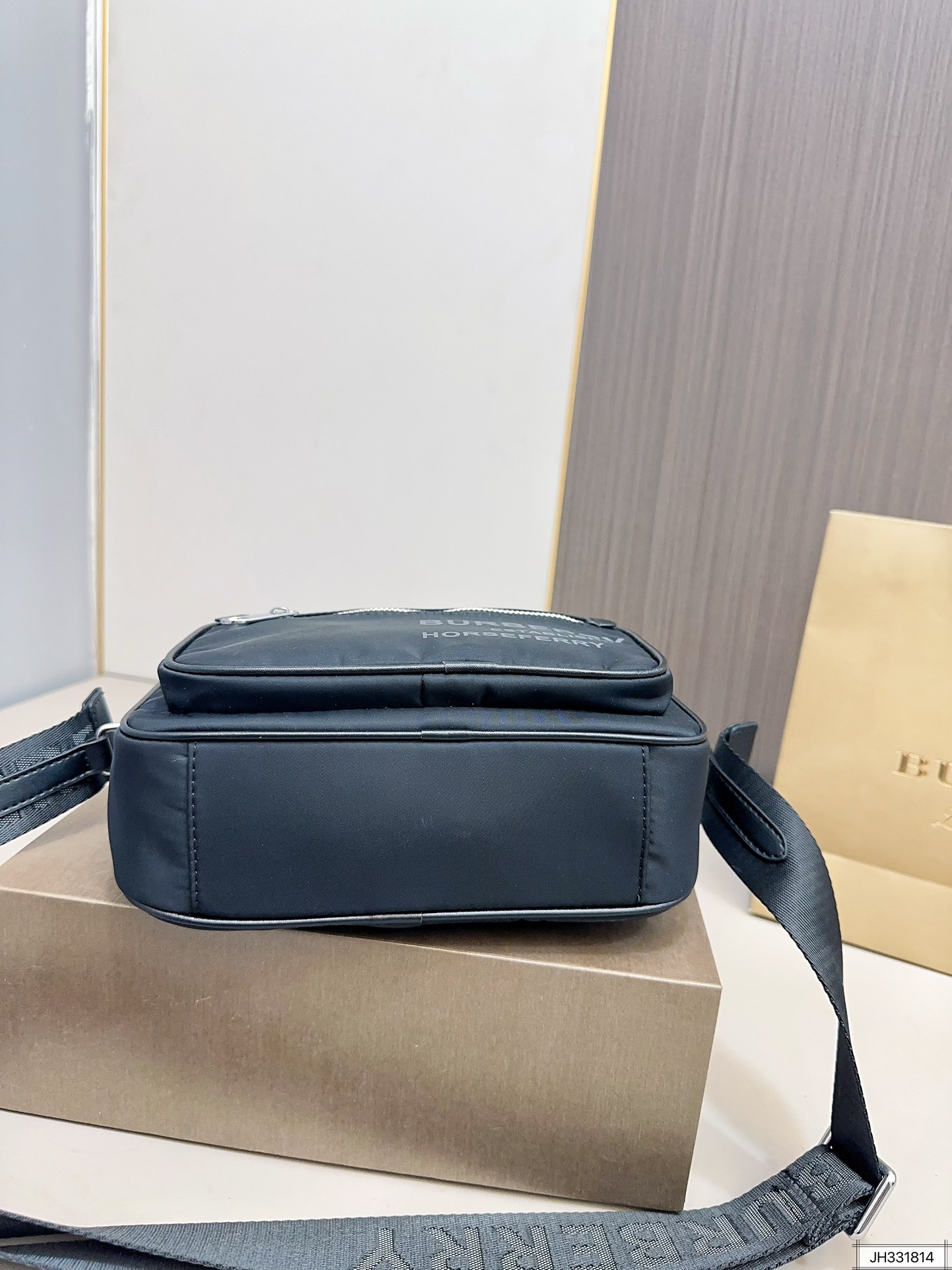 【BURBERRY 公式旗艦店】バーバリー   斜めがけバッグ 当日出荷 好評に付き再入荷！24*17CM