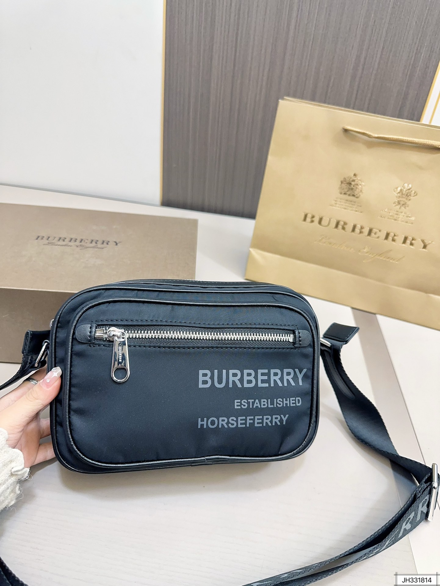 【BURBERRY 公式旗艦店】バーバリー   斜めがけバッグ 当日出荷 好評に付き再入荷！24*17CM