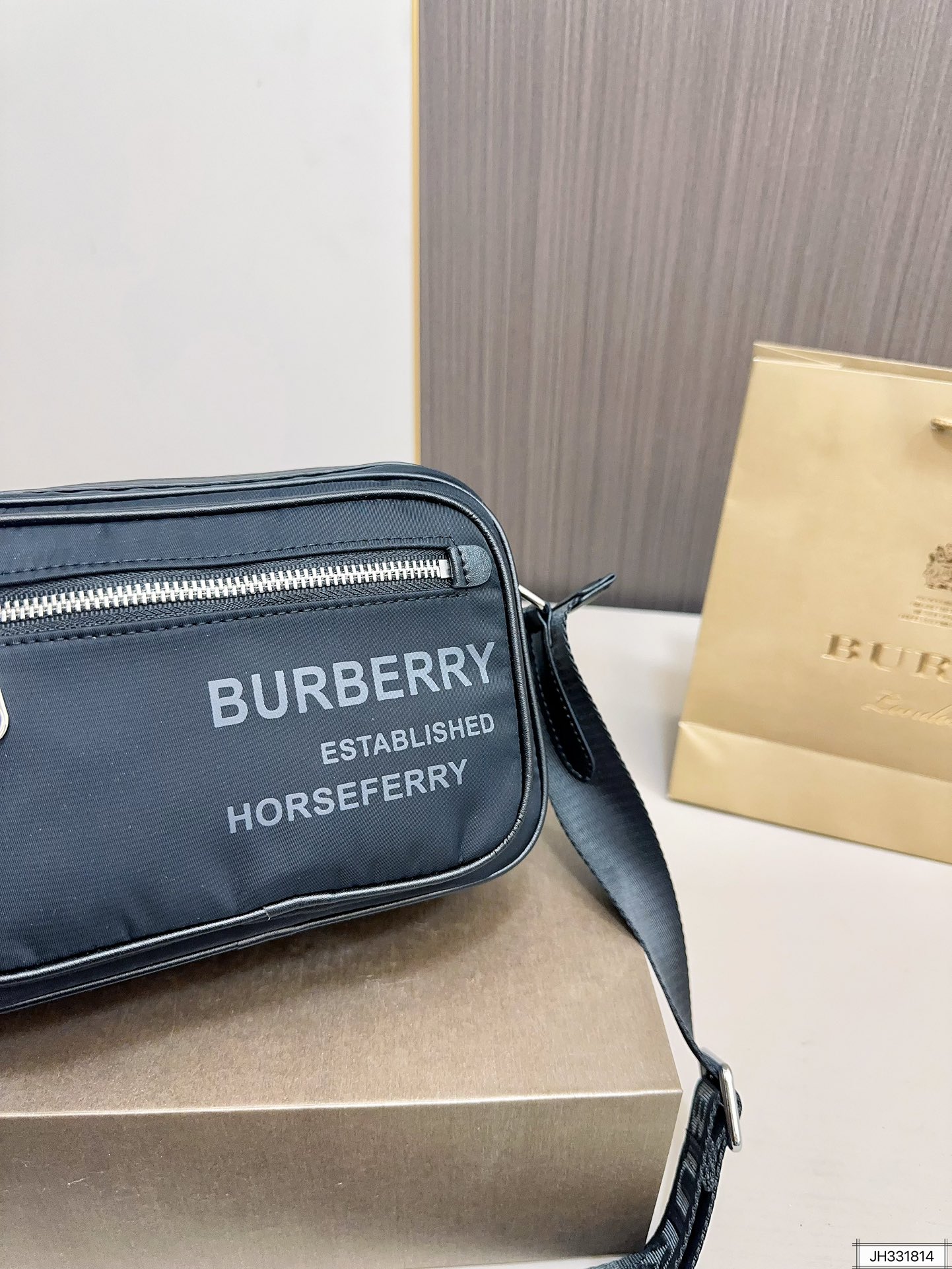 【BURBERRY 公式旗艦店】バーバリー   斜めがけバッグ 当日出荷 好評に付き再入荷！24*17CM