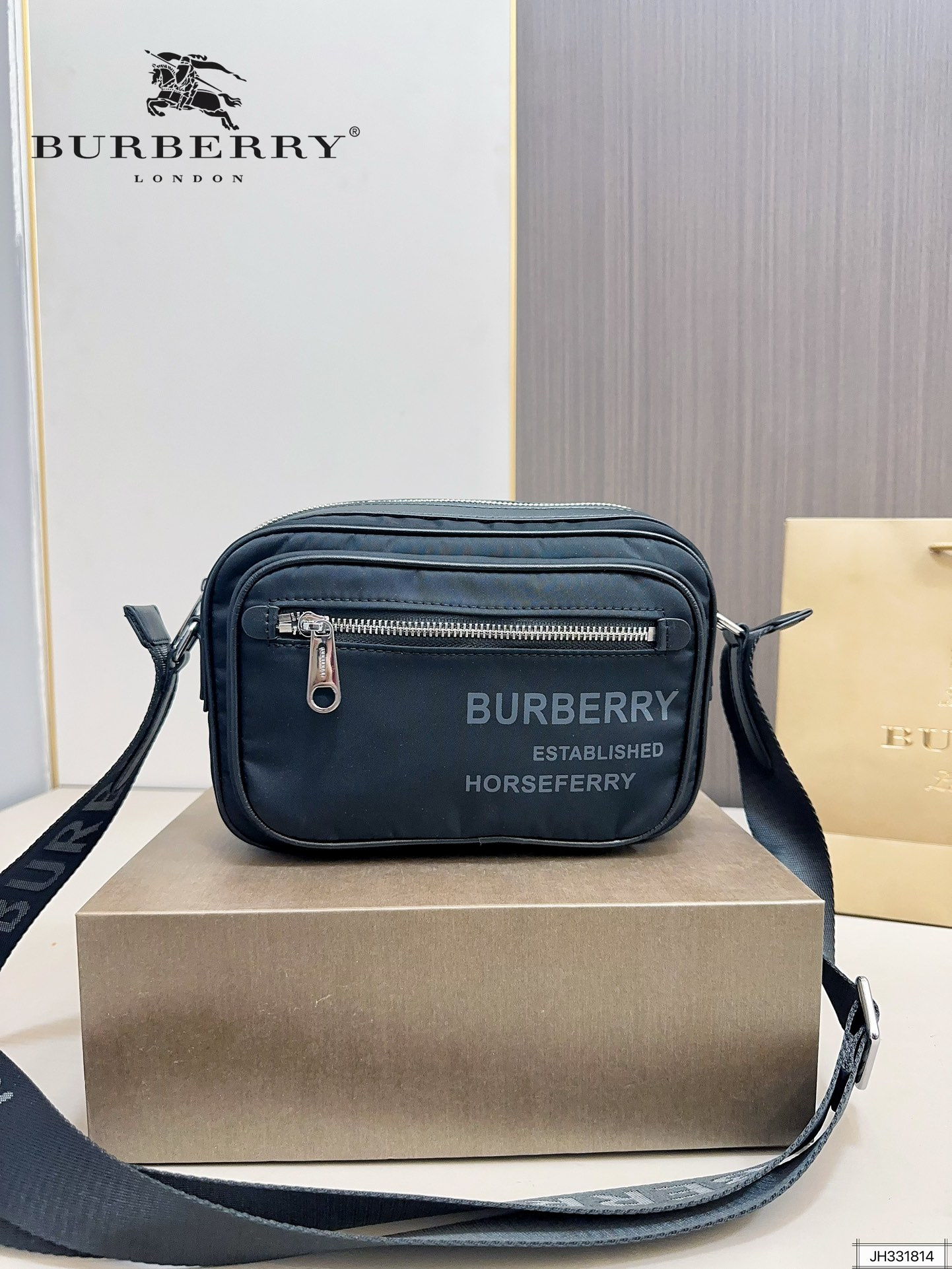 【BURBERRY 公式旗艦店】バーバリー   斜めがけバッグ 当日出荷 好評に付き再入荷！24*17CM