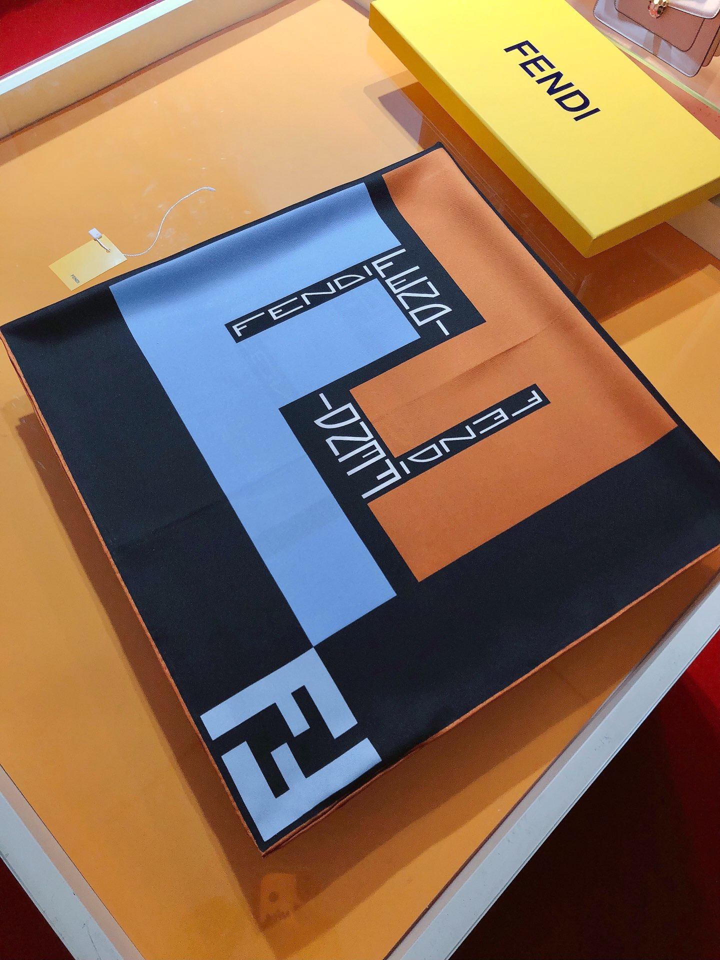 【FENDI  フェンディ】スカーフ90*90CM   241109