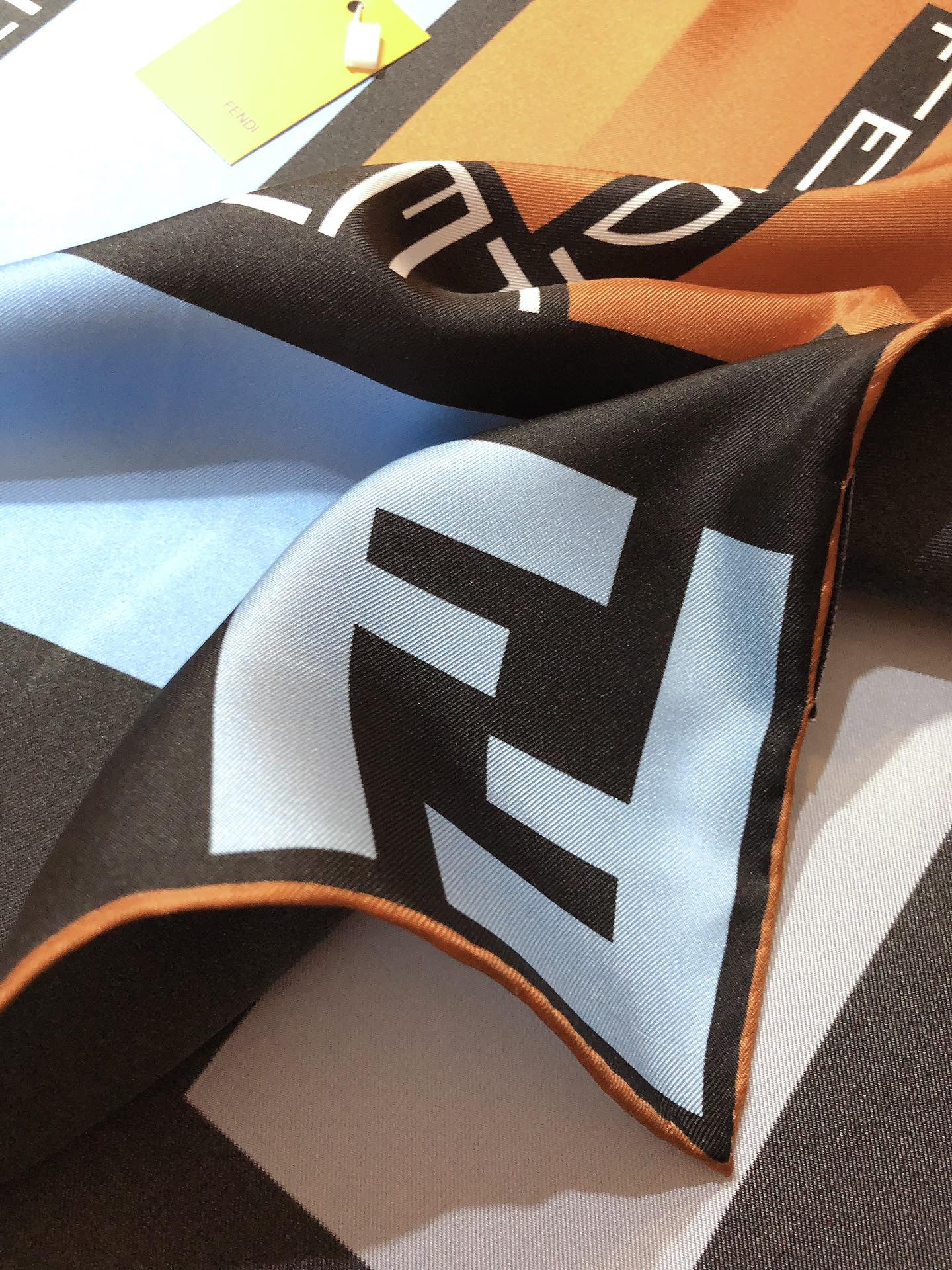 【FENDI  フェンディ】スカーフ90*90CM   241109