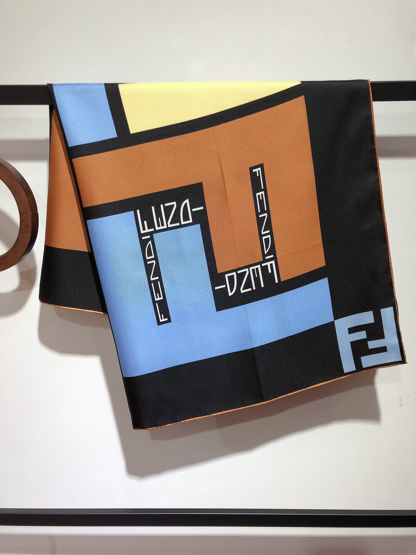 【FENDI  フェンディ】スカーフ90*90CM   241109