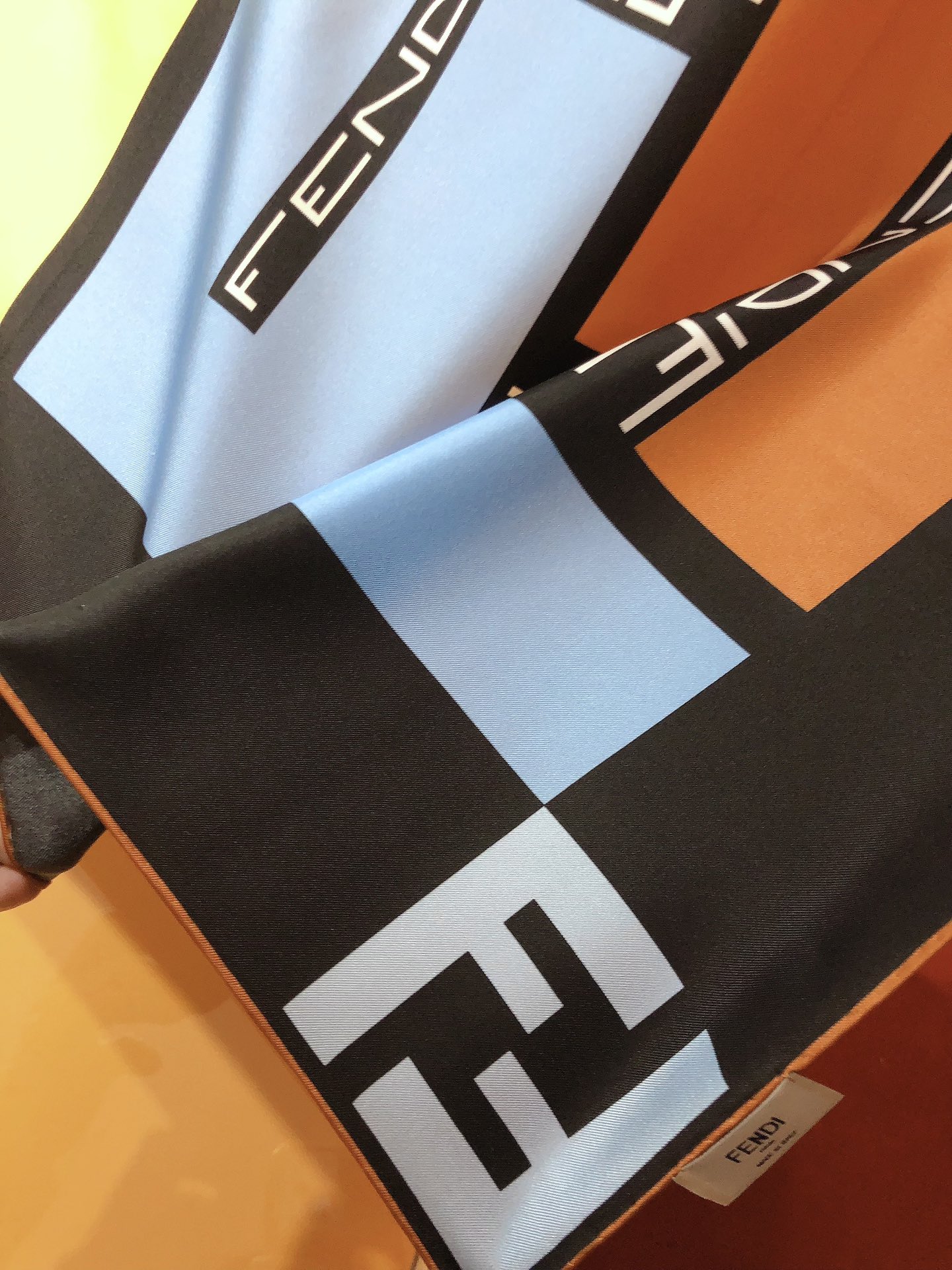 【FENDI  フェンディ】スカーフ90*90CM   241109