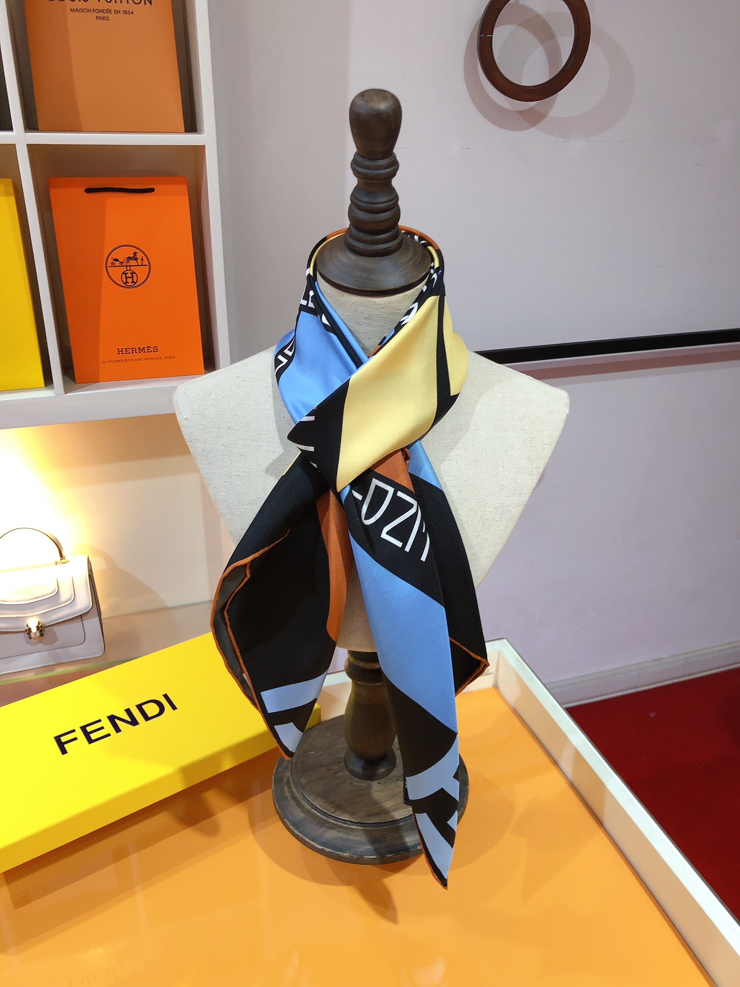 【FENDI  フェンディ】スカーフ90*90CM   241109