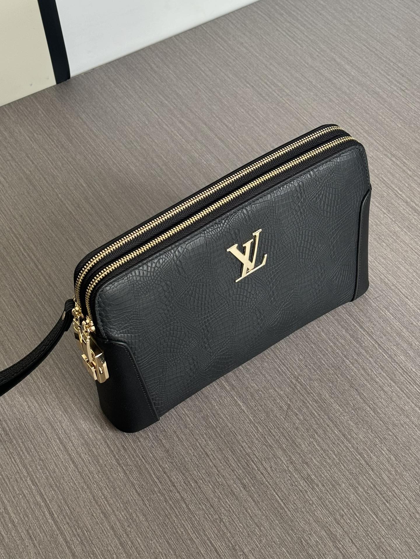 【LOUIS VUITTON  公式 旗艦店】 ルイヴィトン   クラッチバッグ 当日出荷 好評に付き再入荷！27*17*4CM  241101