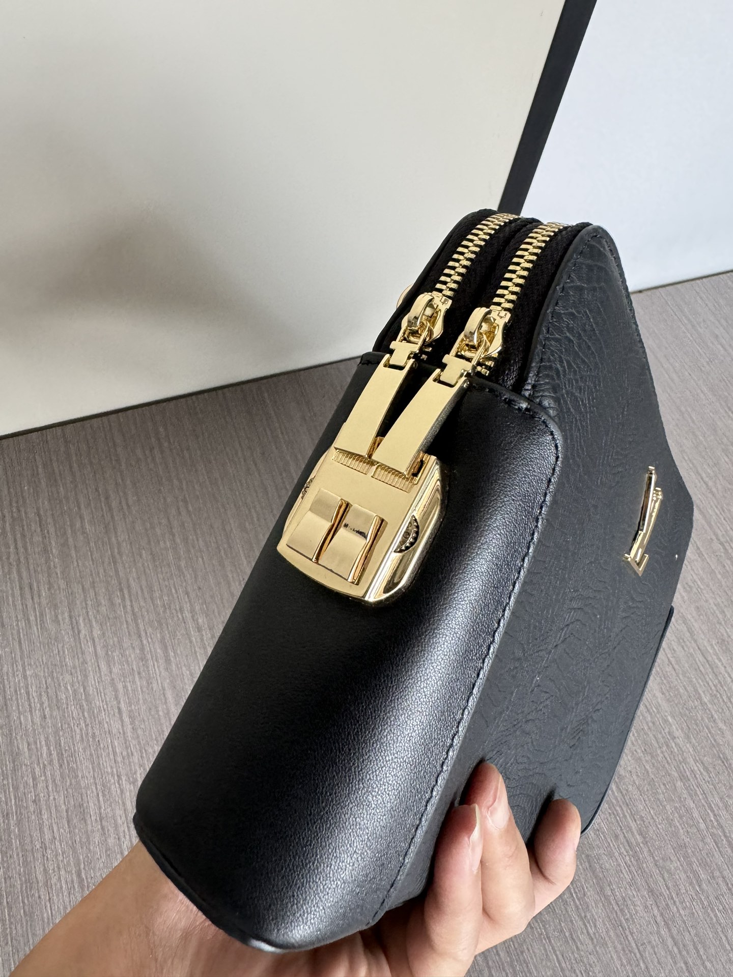 【LOUIS VUITTON  公式 旗艦店】 ルイヴィトン   クラッチバッグ 当日出荷 好評に付き再入荷！27*17*4CM  241101