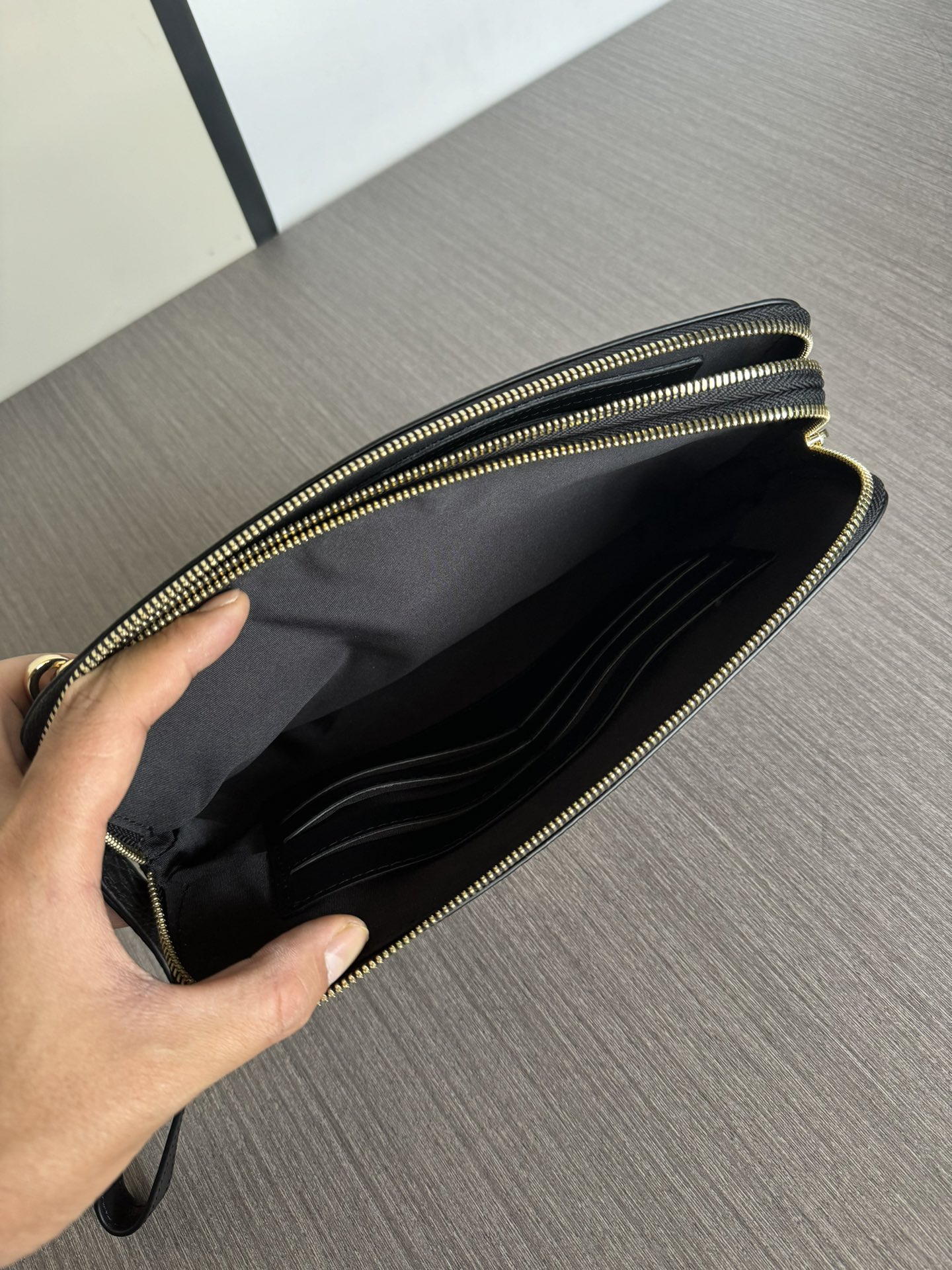 【LOUIS VUITTON  公式 旗艦店】 ルイヴィトン   クラッチバッグ 当日出荷 好評に付き再入荷！27*17*4CM  241101