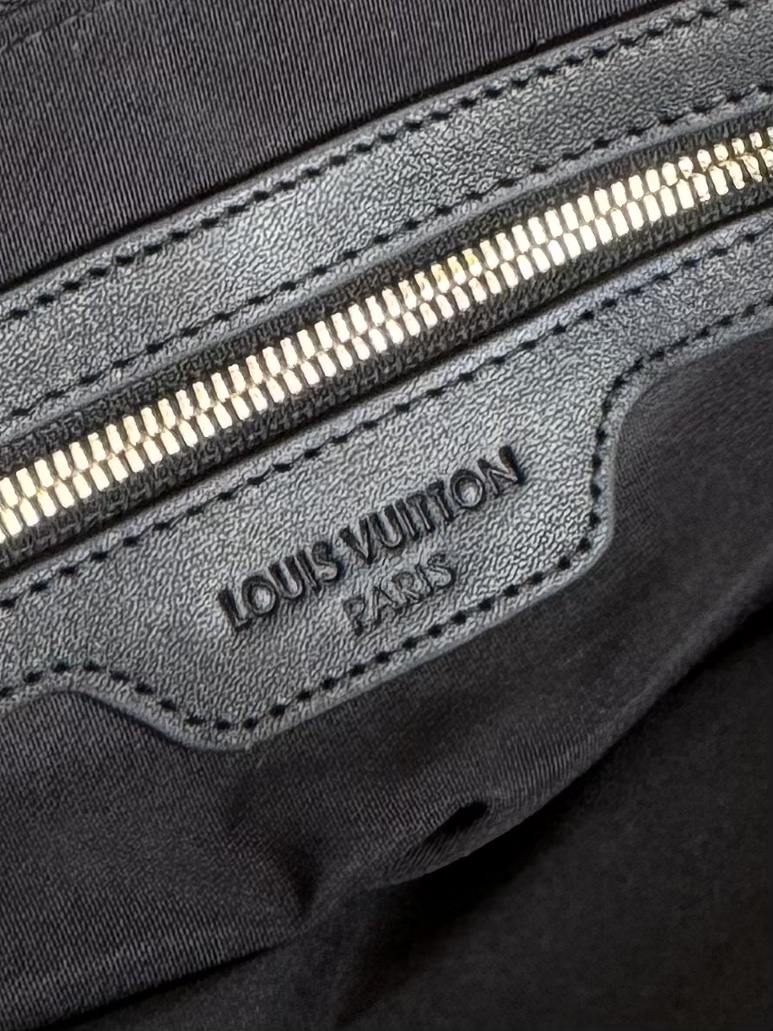 【LOUIS VUITTON  公式 旗艦店】 ルイヴィトン   クラッチバッグ 当日出荷 好評に付き再入荷！27*17*4CM  241101