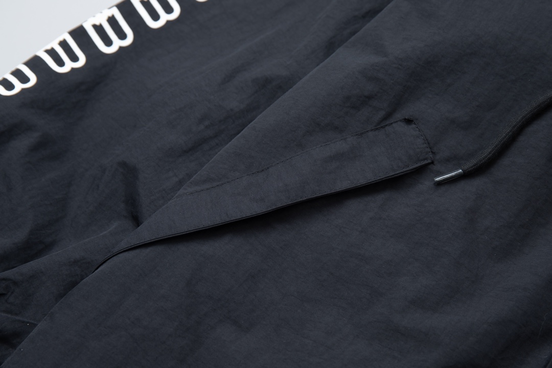 【BALENCIAGA 公式旗艦店】 バレンシアガ  ジャケット着 好評に付き再入荷 240827