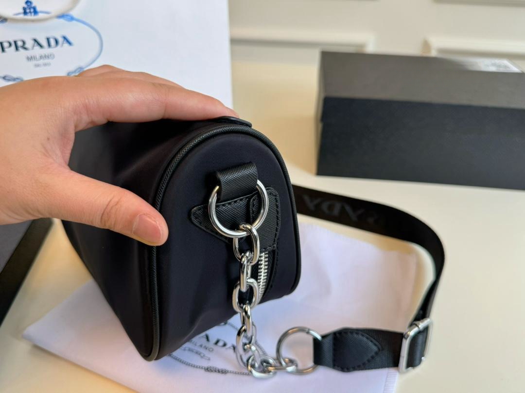 【PRADA  公式 旗艦店】プラダ  斜めがけバッグ 当日出荷 好評に付き再入荷！24*15CM  240719