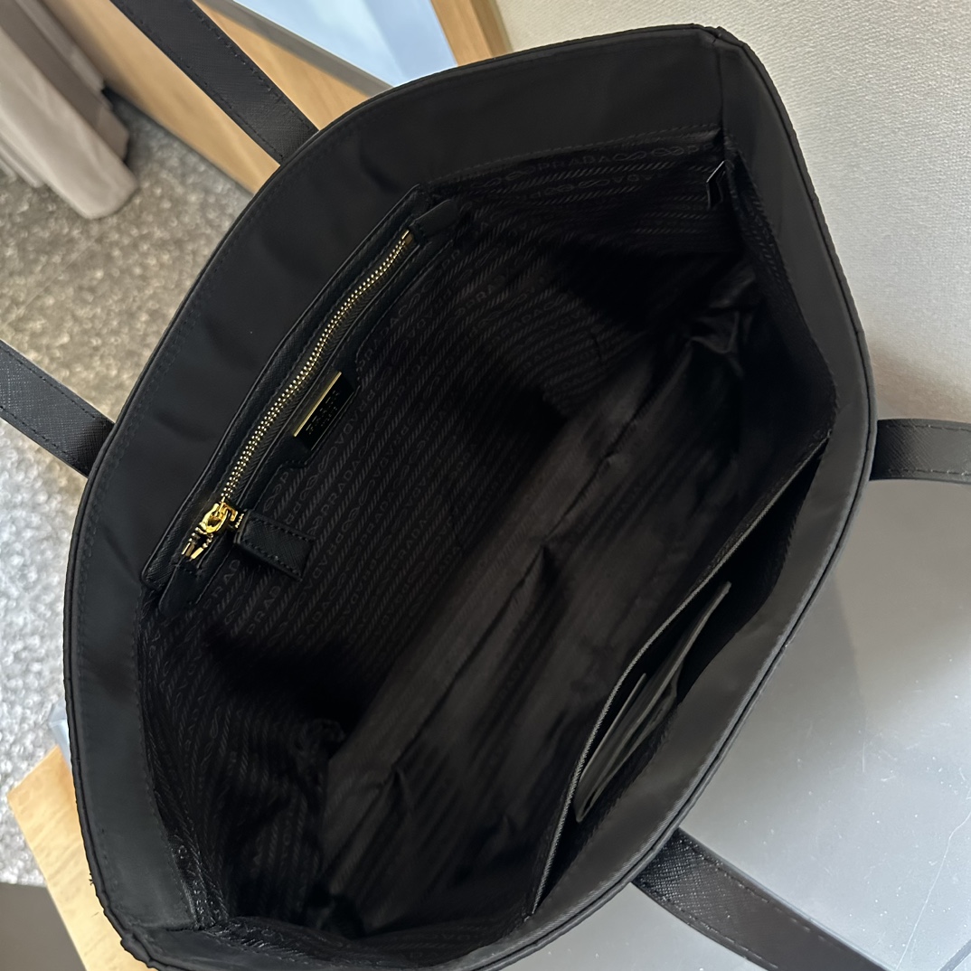 【PRADA  公式 旗艦店】プラダ   ハンドバッグ当日出荷 好評に付き再入荷！37*32CM  240719