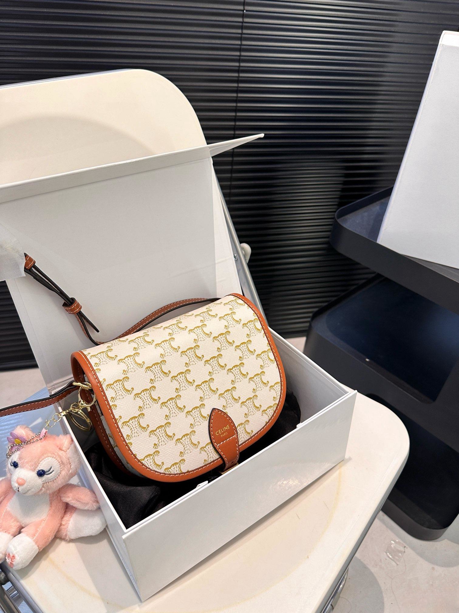 【CELINE 公式旗艦店】セリーヌ 斜めがけバッグ 当日出荷 好評に付き再入荷！18.5*15CM  1240722