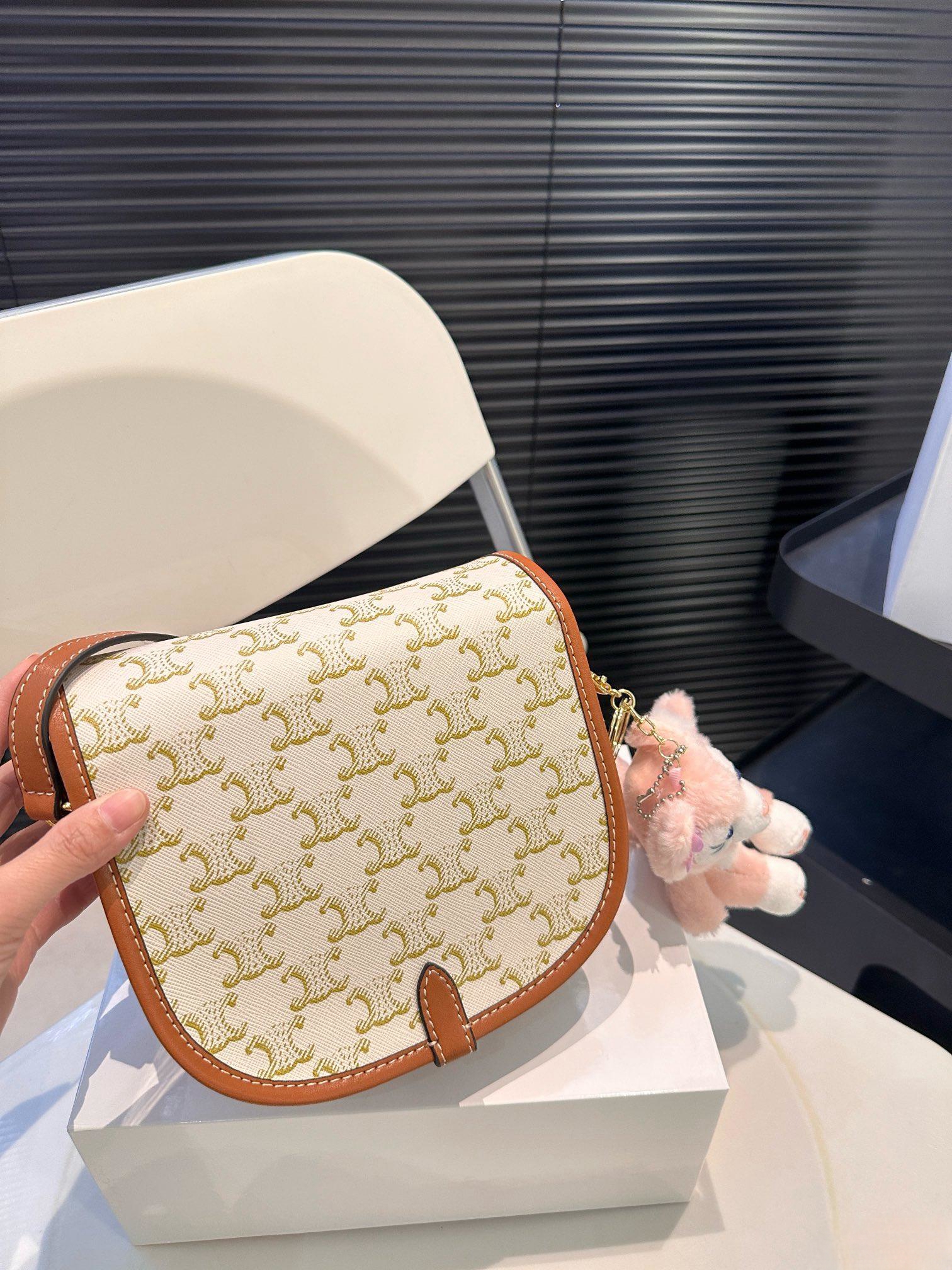 【CELINE 公式旗艦店】セリーヌ 斜めがけバッグ 当日出荷 好評に付き再入荷！18.5*15CM  1240722