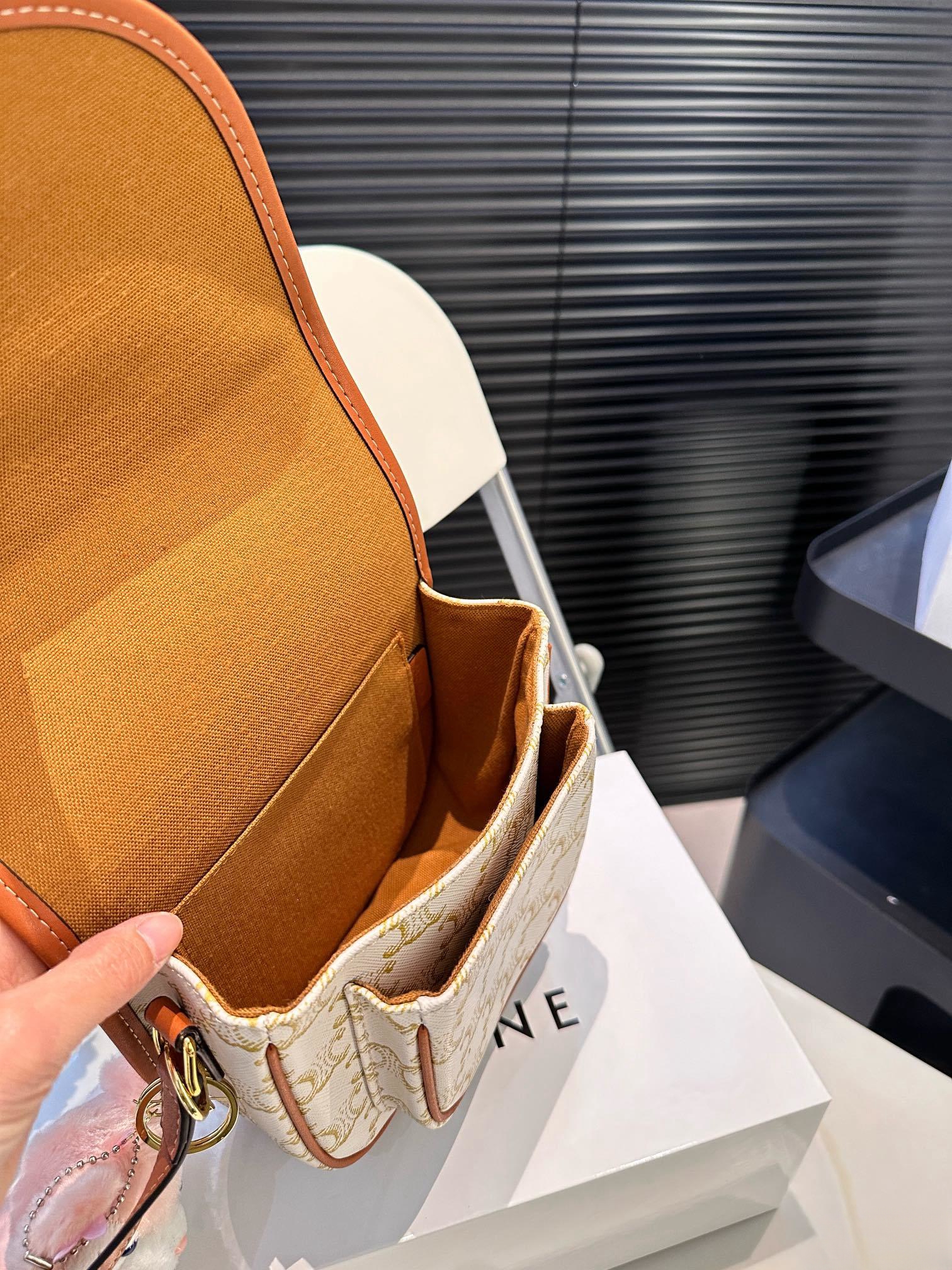 【CELINE 公式旗艦店】セリーヌ 斜めがけバッグ 当日出荷 好評に付き再入荷！18.5*15CM  1240722