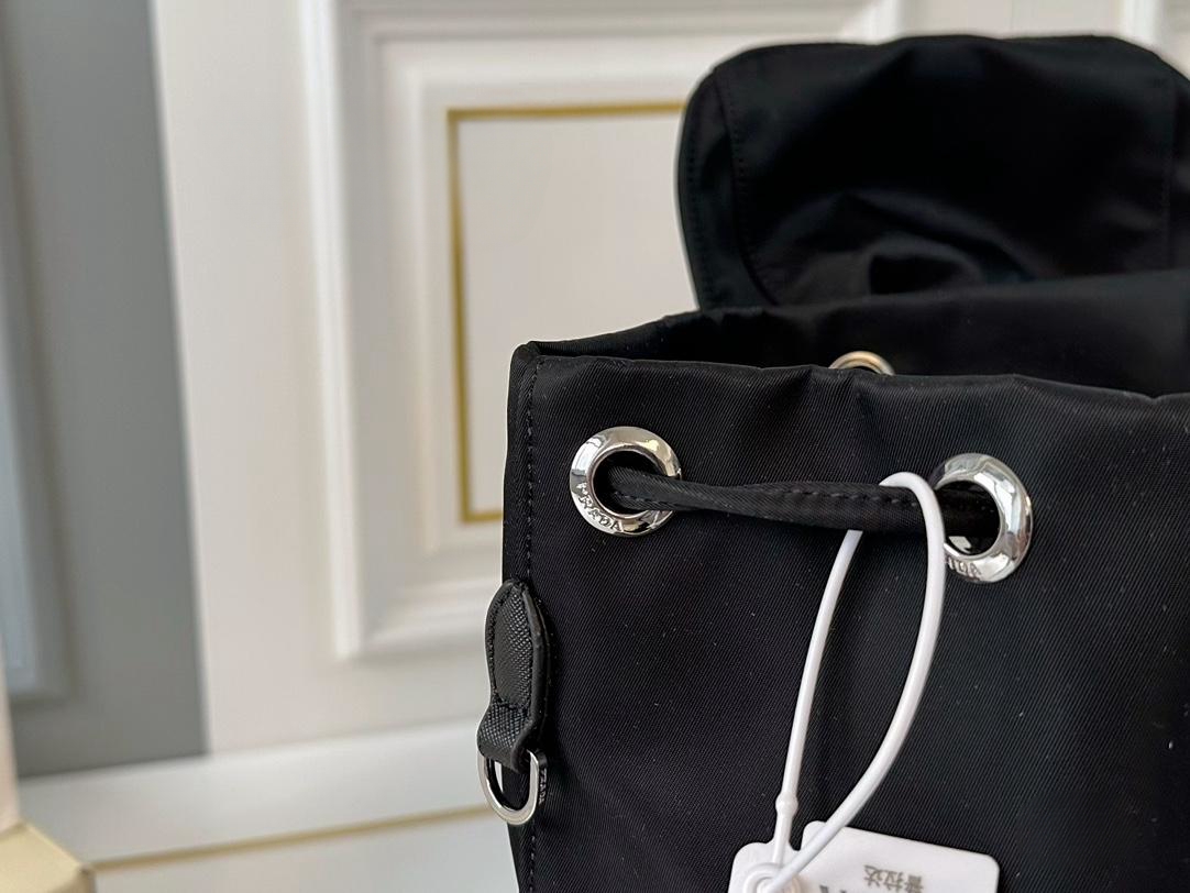 【PRADA  公式 旗艦店】プラダ   リュックサック当日出荷 好評に付き再入荷！30*33CM  240719