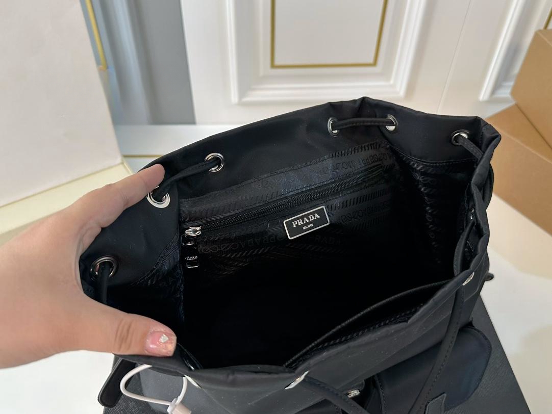 【PRADA  公式 旗艦店】プラダ   リュックサック当日出荷 好評に付き再入荷！30*33CM  240719