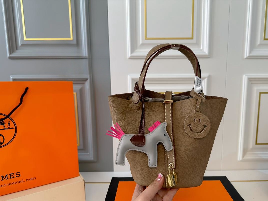 【Hermès 公式旗艦店】エルメス ハンドバッグ 当日出荷 好評に付き再入荷！19*18.5CM  240724