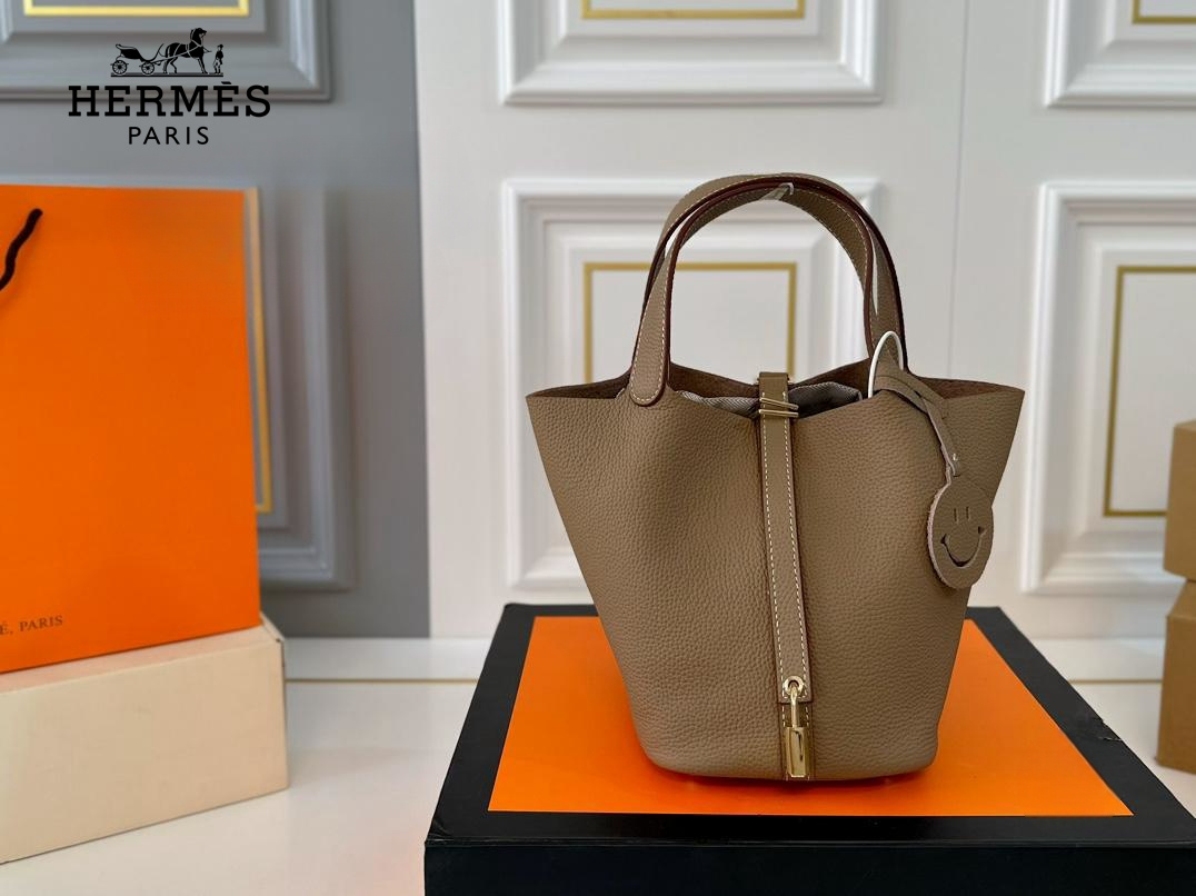 【Hermès 公式旗艦店】エルメス ハンドバッグ 当日出荷 好評に付き再入荷！19*18.5CM  240724