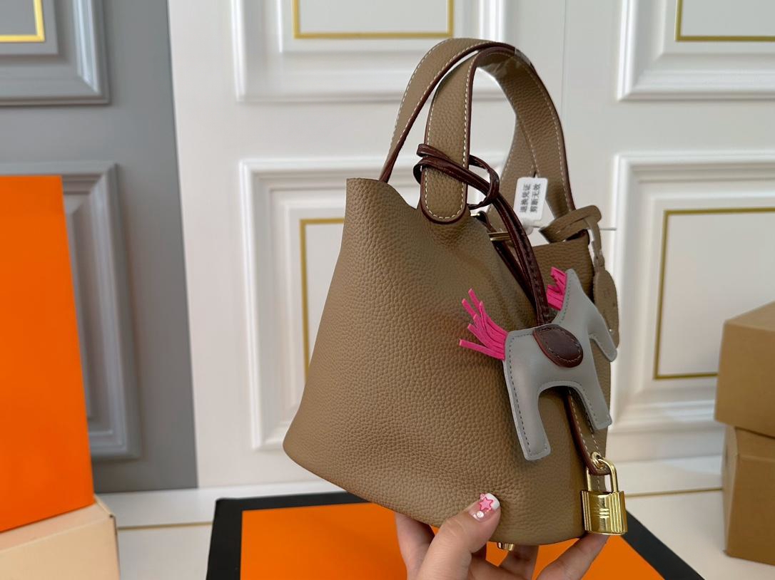 【Hermès 公式旗艦店】エルメス ハンドバッグ 当日出荷 好評に付き再入荷！19*18.5CM  240724