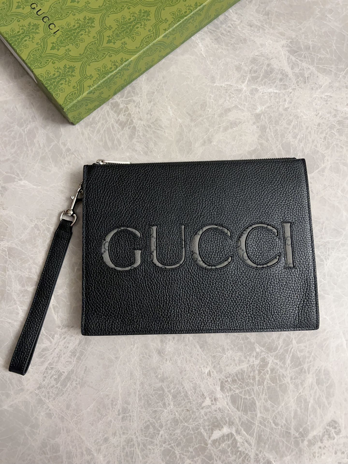 【GUCCI  公式 旗艦店】 グッチ   クラッチバッグ 当日出荷 好評に付き再入荷！22*28*3CM  241101