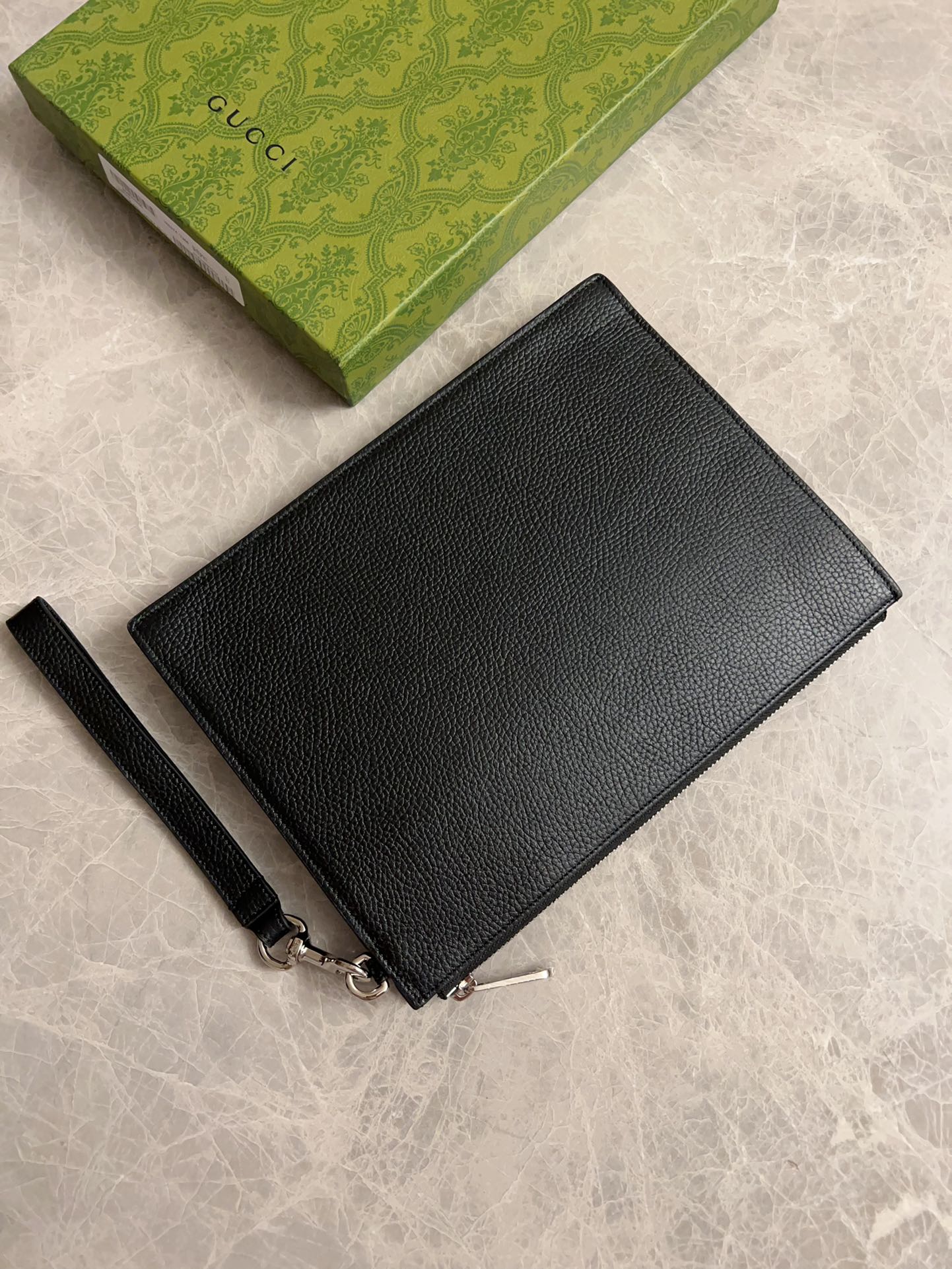 【GUCCI  公式 旗艦店】 グッチ   クラッチバッグ 当日出荷 好評に付き再入荷！22*28*3CM  241101