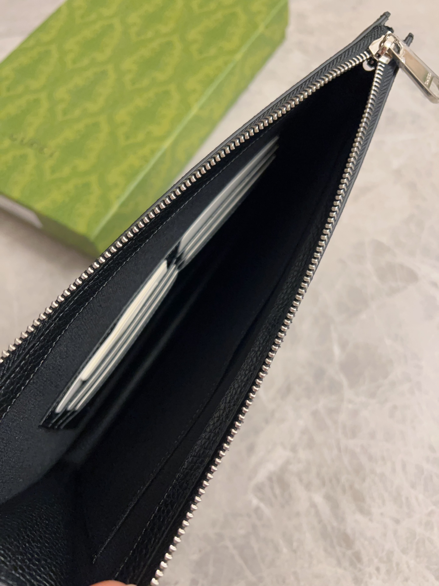 【GUCCI  公式 旗艦店】 グッチ   クラッチバッグ 当日出荷 好評に付き再入荷！22*28*3CM  241101