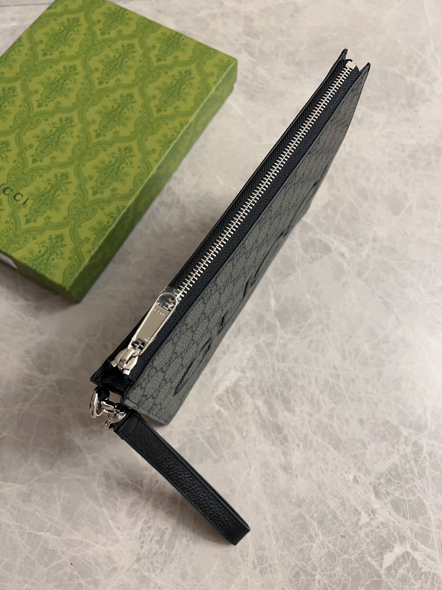 【GUCCI  公式 旗艦店】 グッチ   クラッチバッグ 当日出荷 好評に付き再入荷！22*28*3CM  241101